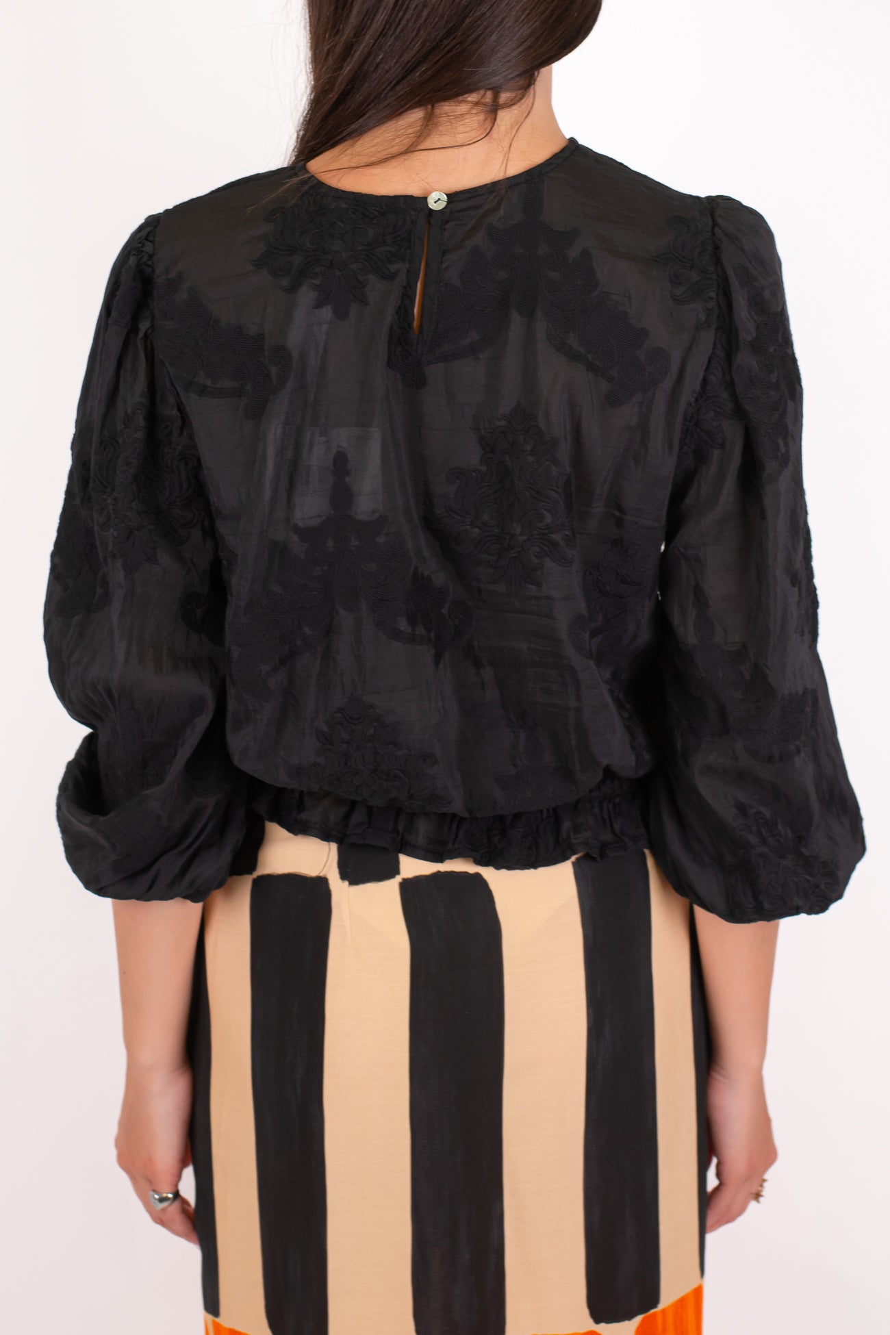 Tensione in - Blusa in misto seta con ricami tono su tono e manica tre quarti a sbuffo