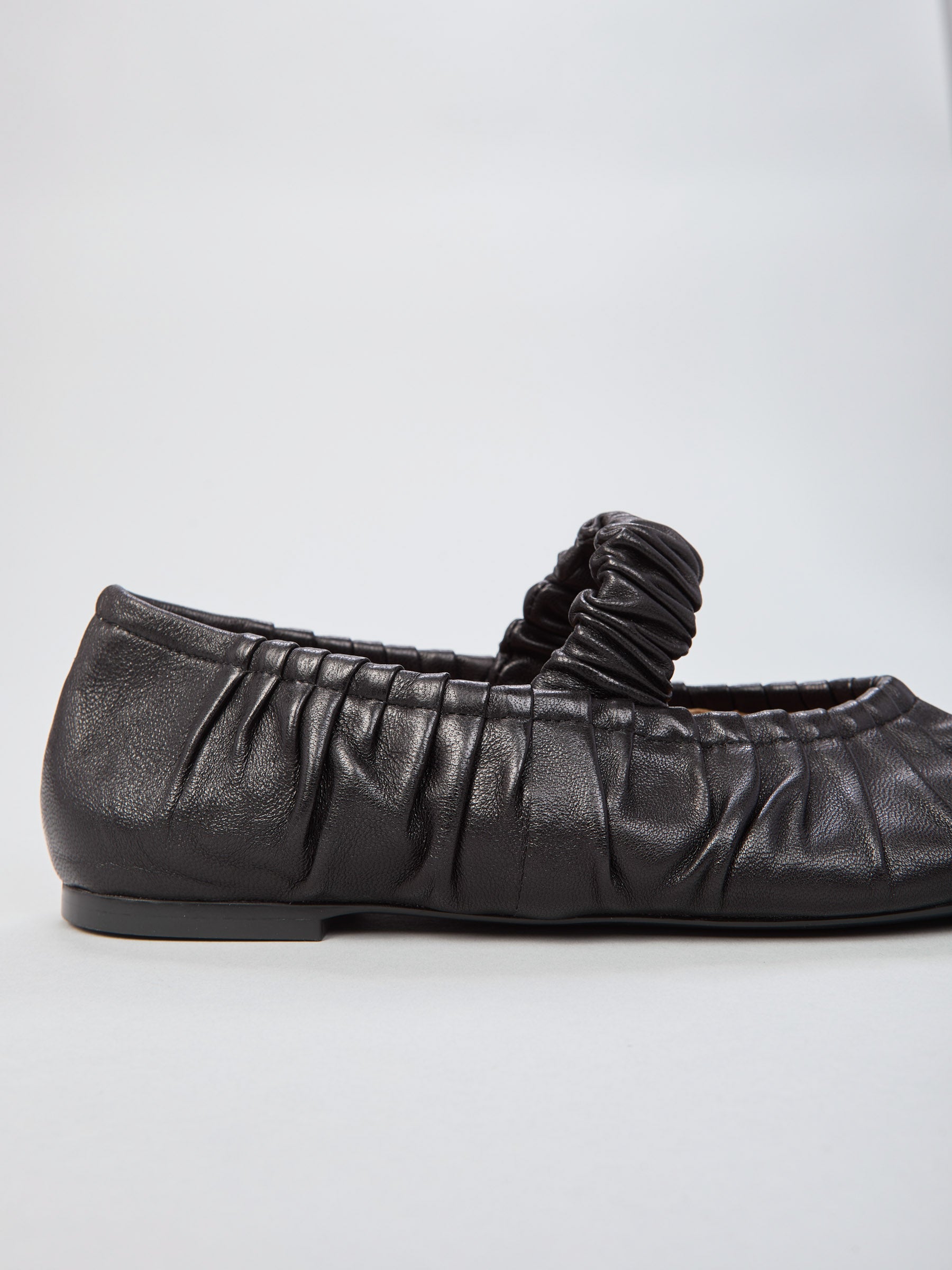 Ovyé - Ballerina in pelle arricciata con elastico sul collo piede