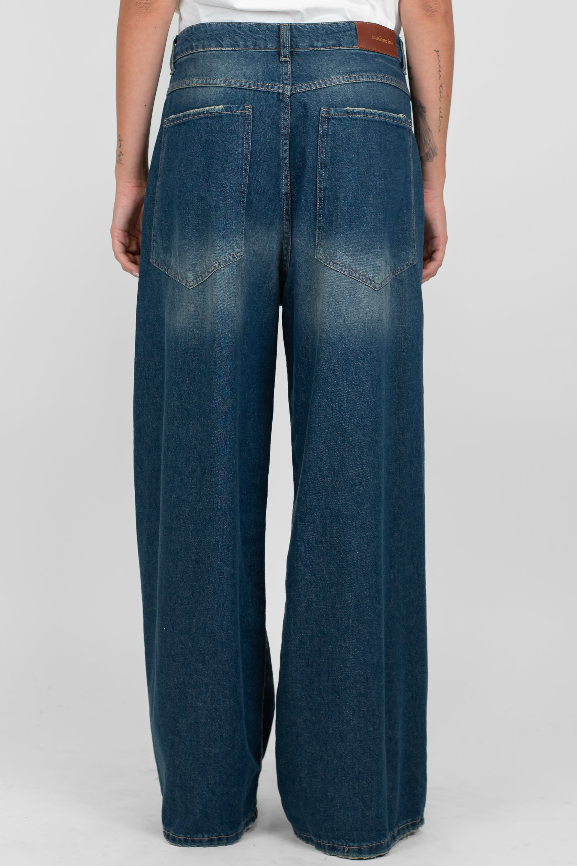 Tensione in - Jeans palazza lavaggio medio modello Giusi con tasconi posteriori
