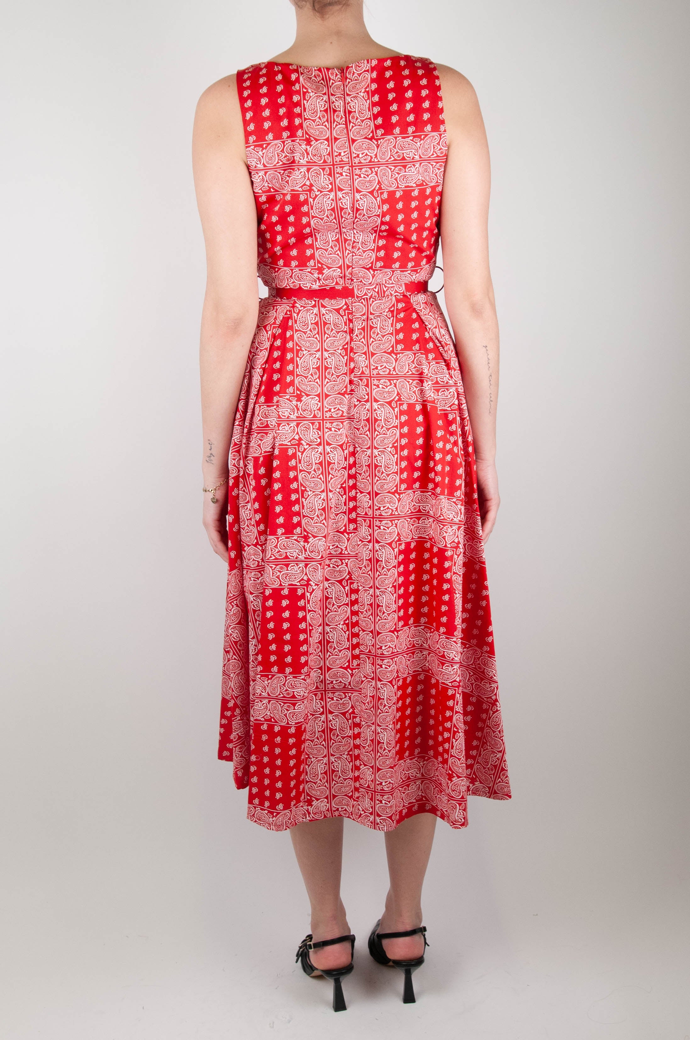 Tension in - Long sleeveless dress with abstract pattern and flower brooch