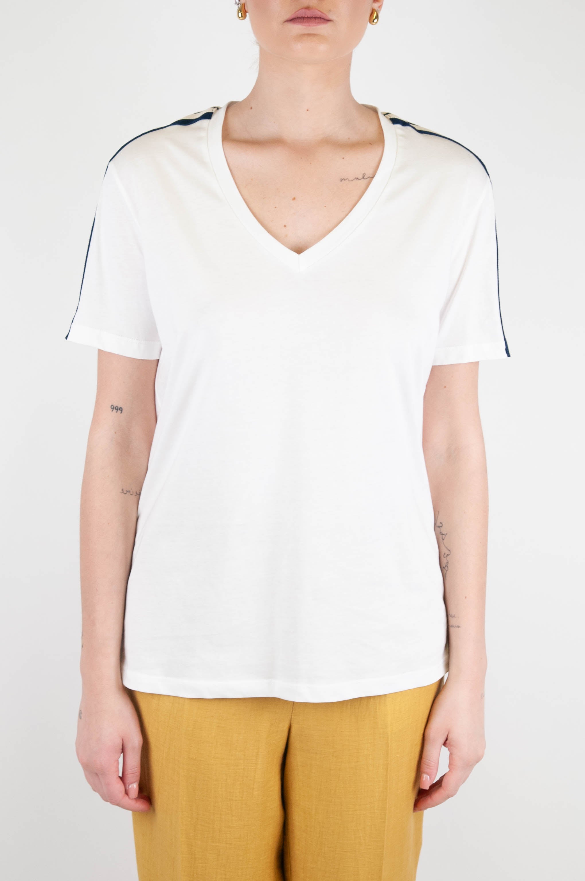 Tension in - V-neck T-shirt with contrasting band along the sleeves