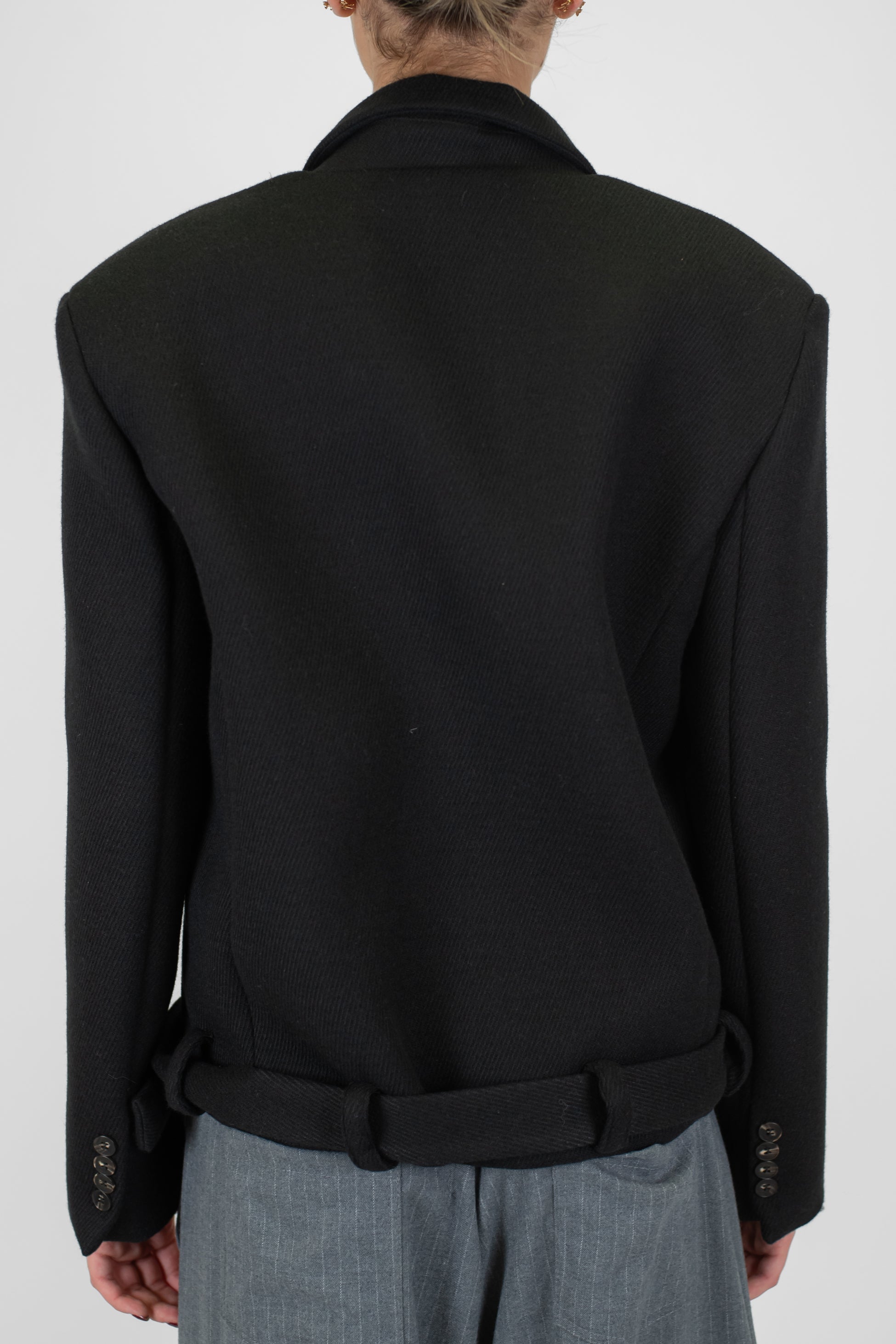 Tensione in - Giacca crop doppiopetto con spalline, spille e cintura in tessuto sul fondo