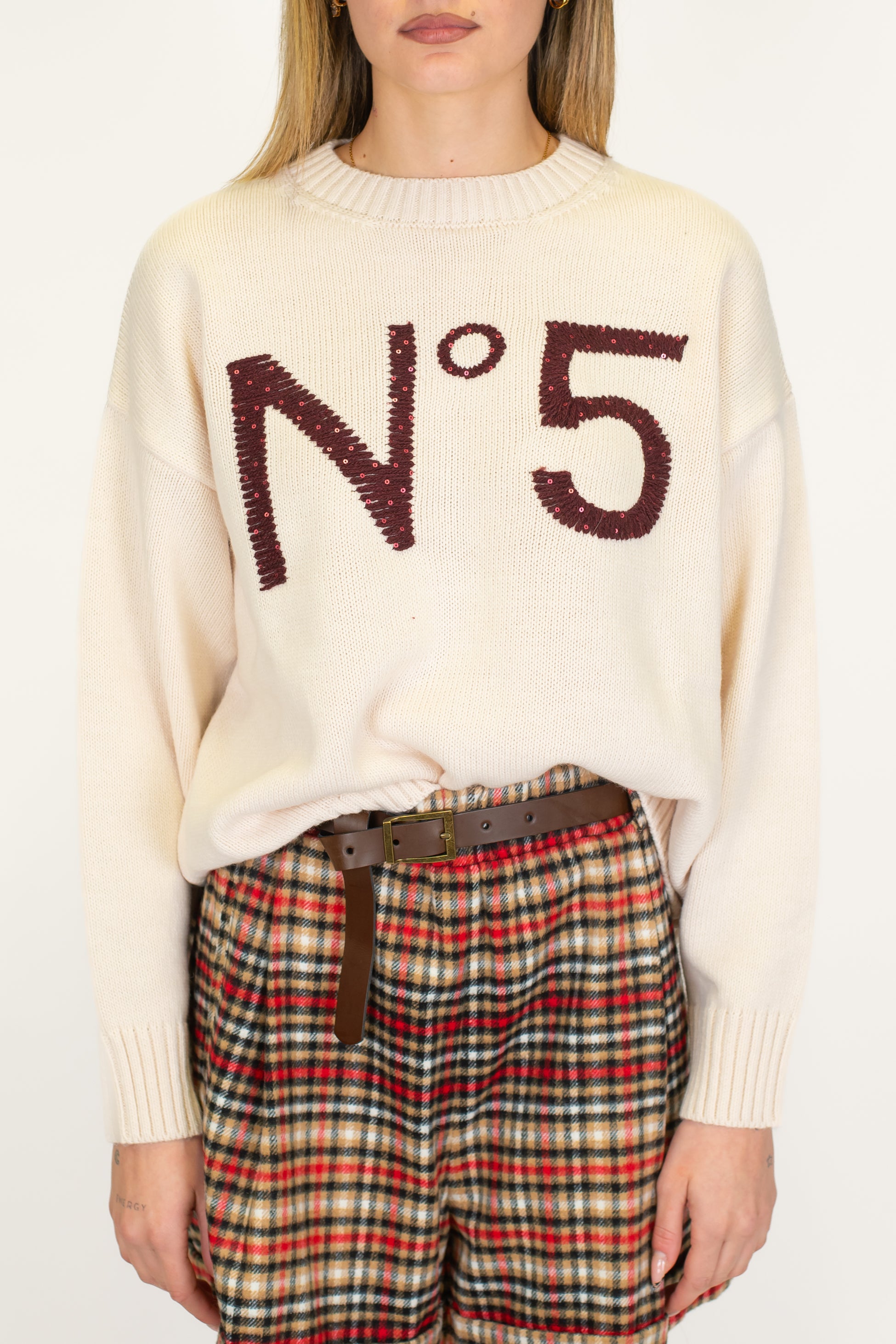 Tensione in -Maglia girocollo in misto lana con ricamo N°5