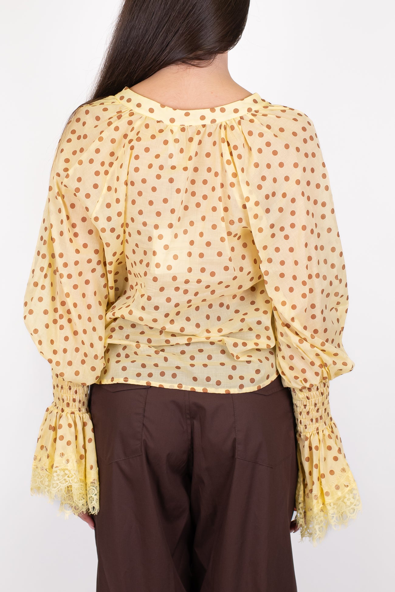 Tensione in - Camicia fantasia pois con maniche a campana con dettagli in pizzo