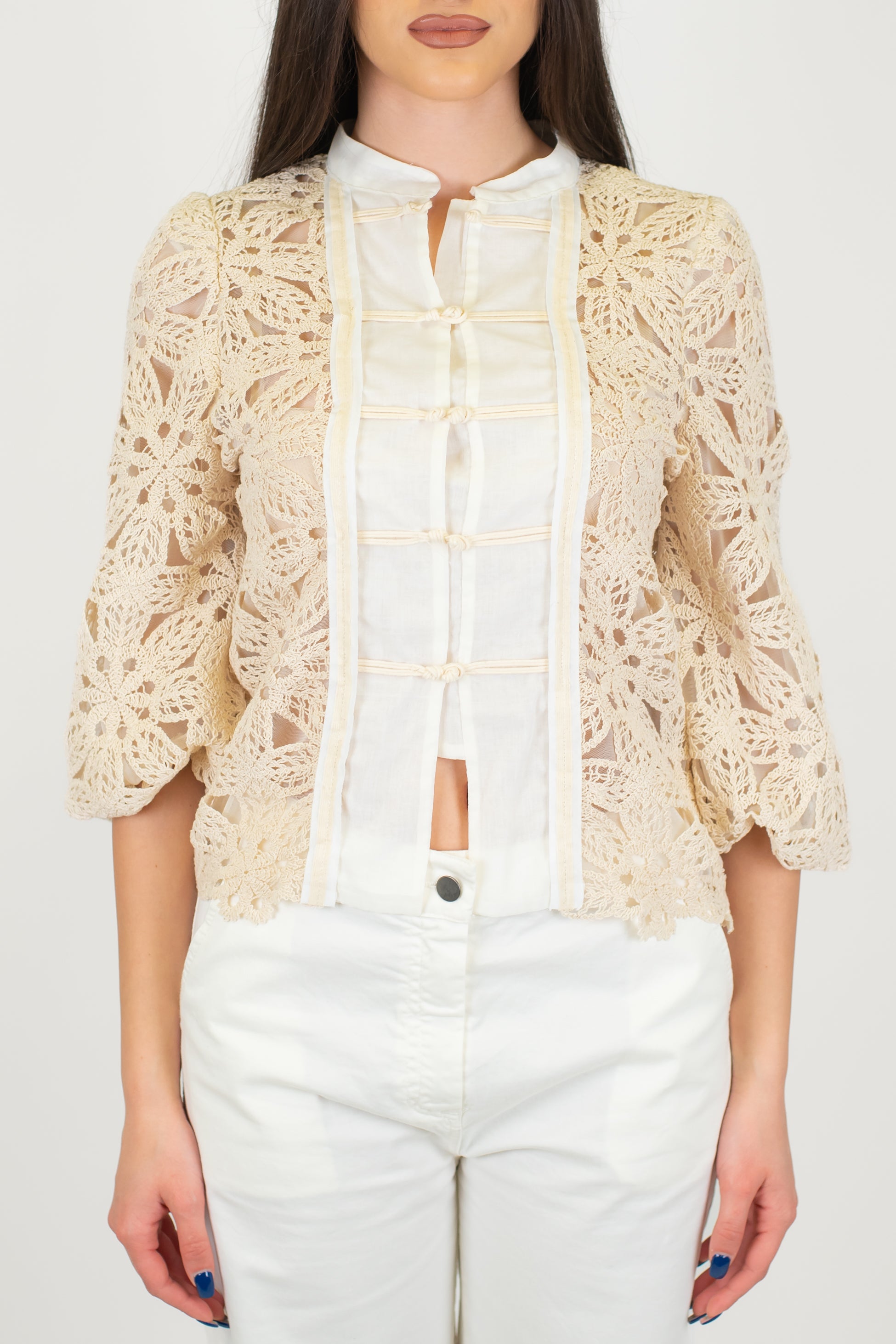 Tensione in - Camicia crop in crochet con manica tre quarti e chiusura alamari