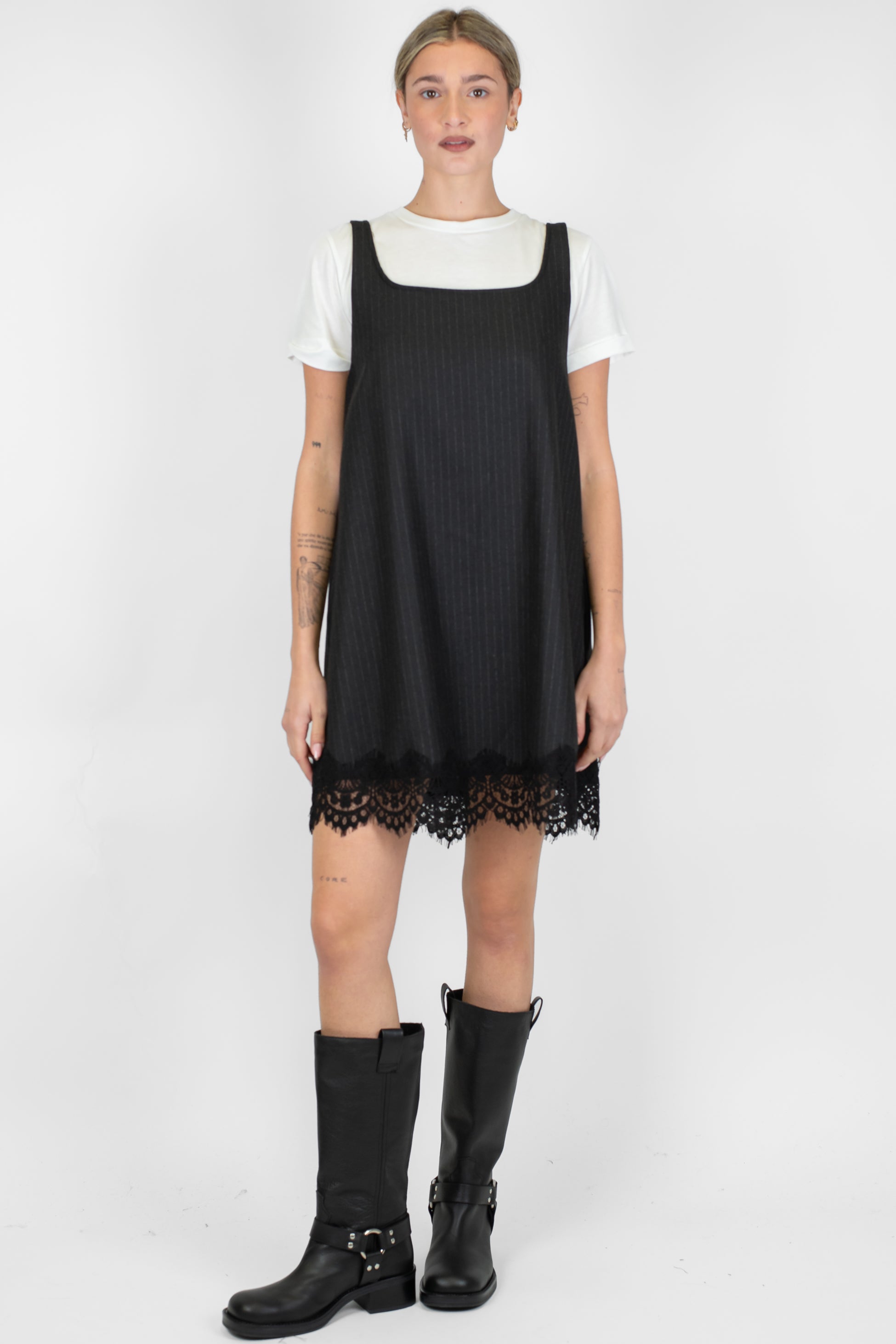 Tensione in - Abito corto gessato con pizzo e t shirt basic