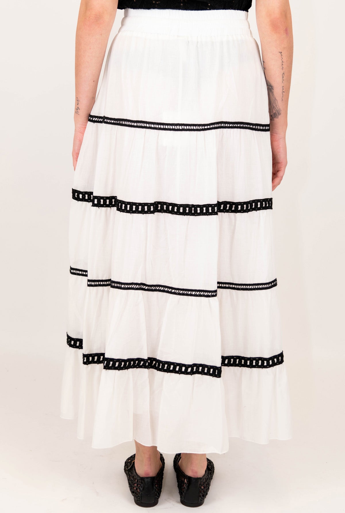 Tensione in - Gonna in mussola di cotone con balze ricamate in crochet