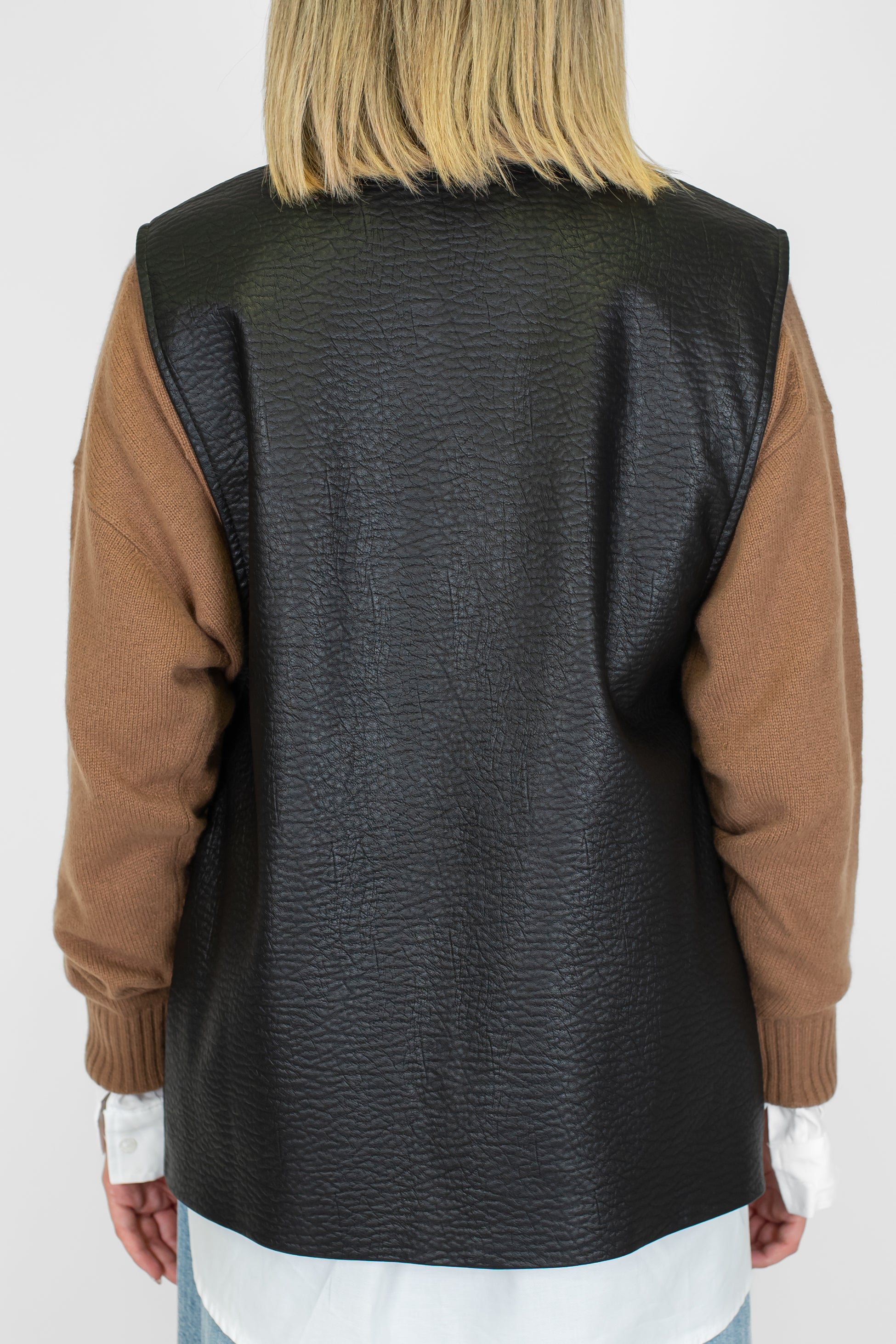 Tensione in - Gilet lungo in ecopelle martellata con chiusura ad un bottone