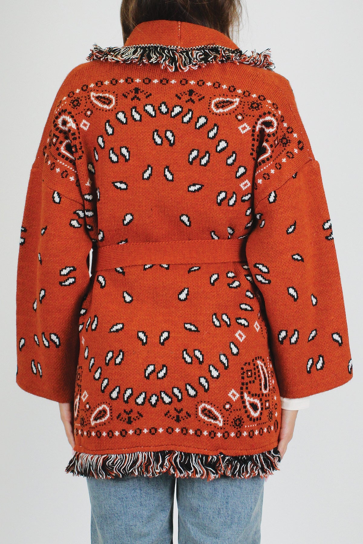 Tensione in - Cardigan fantasia bandana in misto lana con profilo frange e chiusura con cintura in tessuto