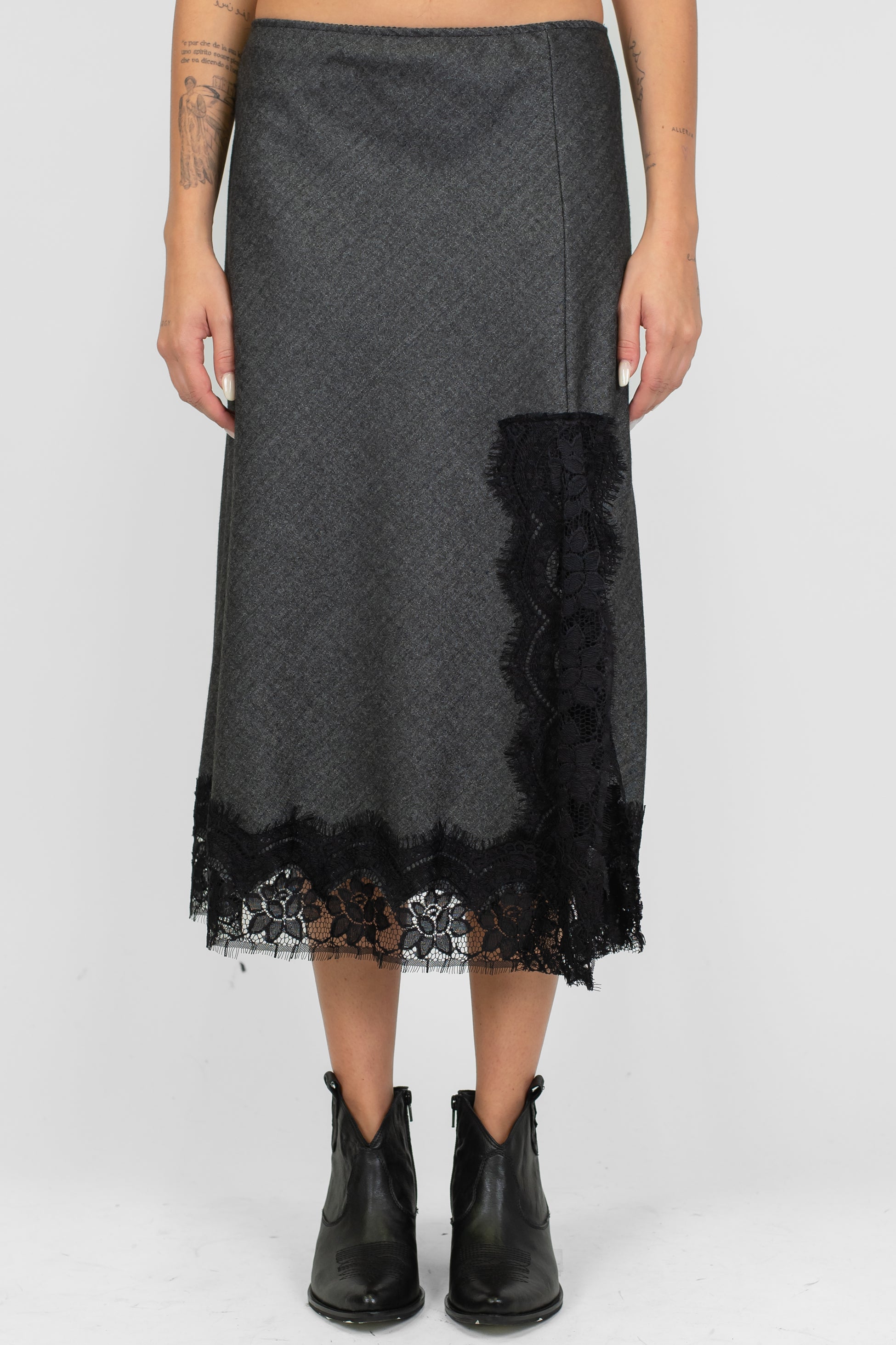 Tensione in - Gonna fantasia spigata  con spacco laterale e orli in pizzo