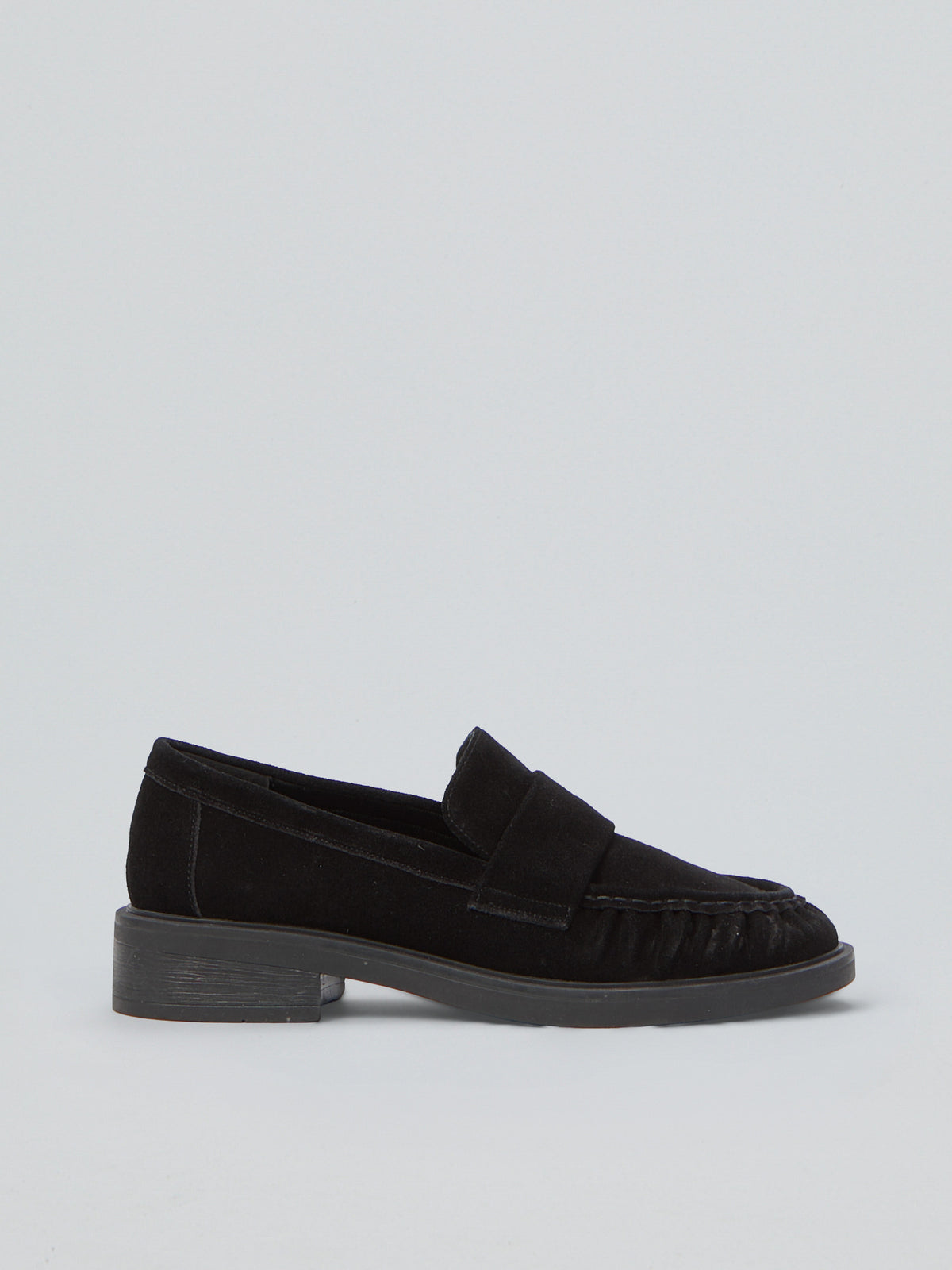 Ovyè - Mocassino in suede e pelle con punta arricciata §
