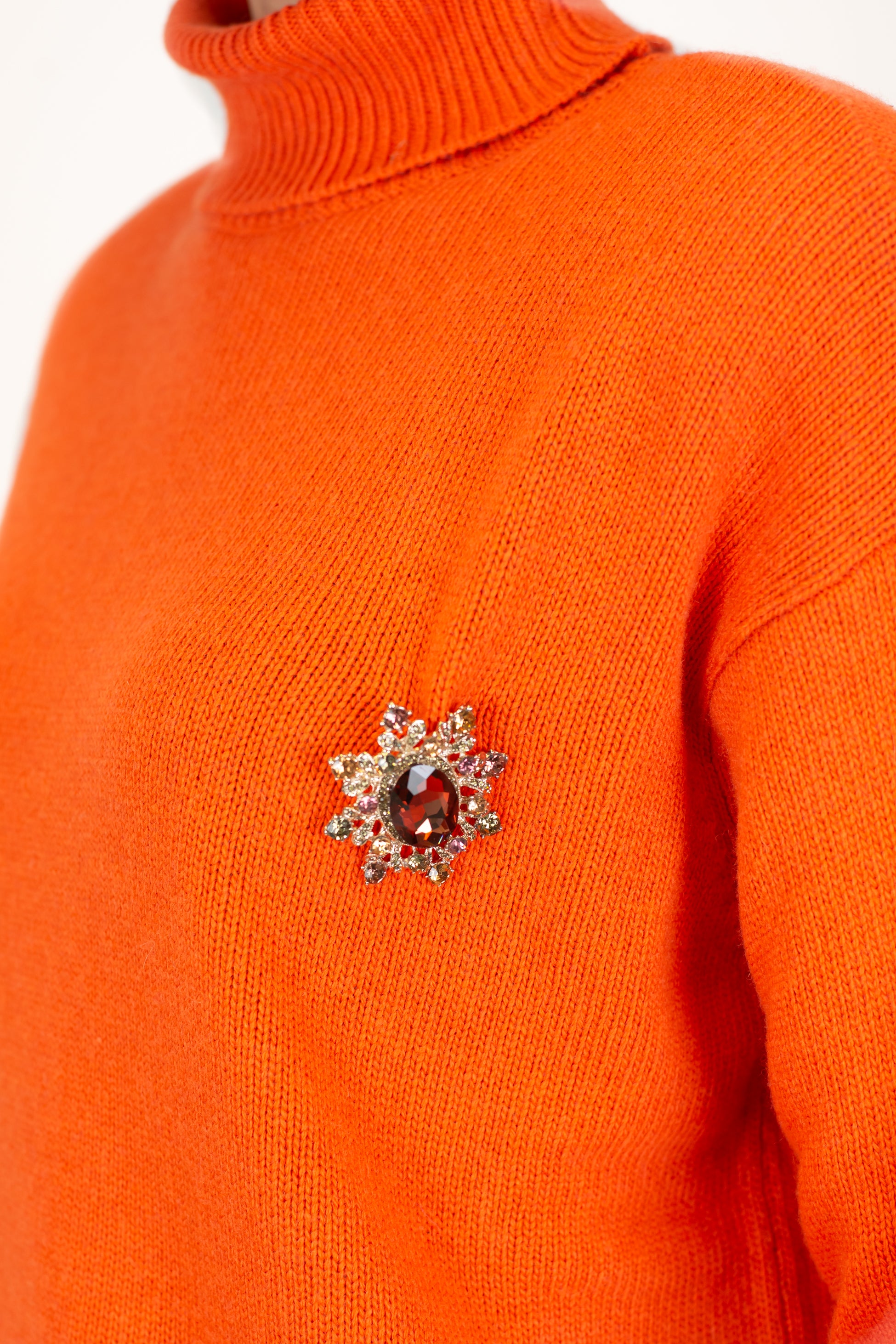 Motel - Dolcevita in misto lana con spalline e spilla gioiello