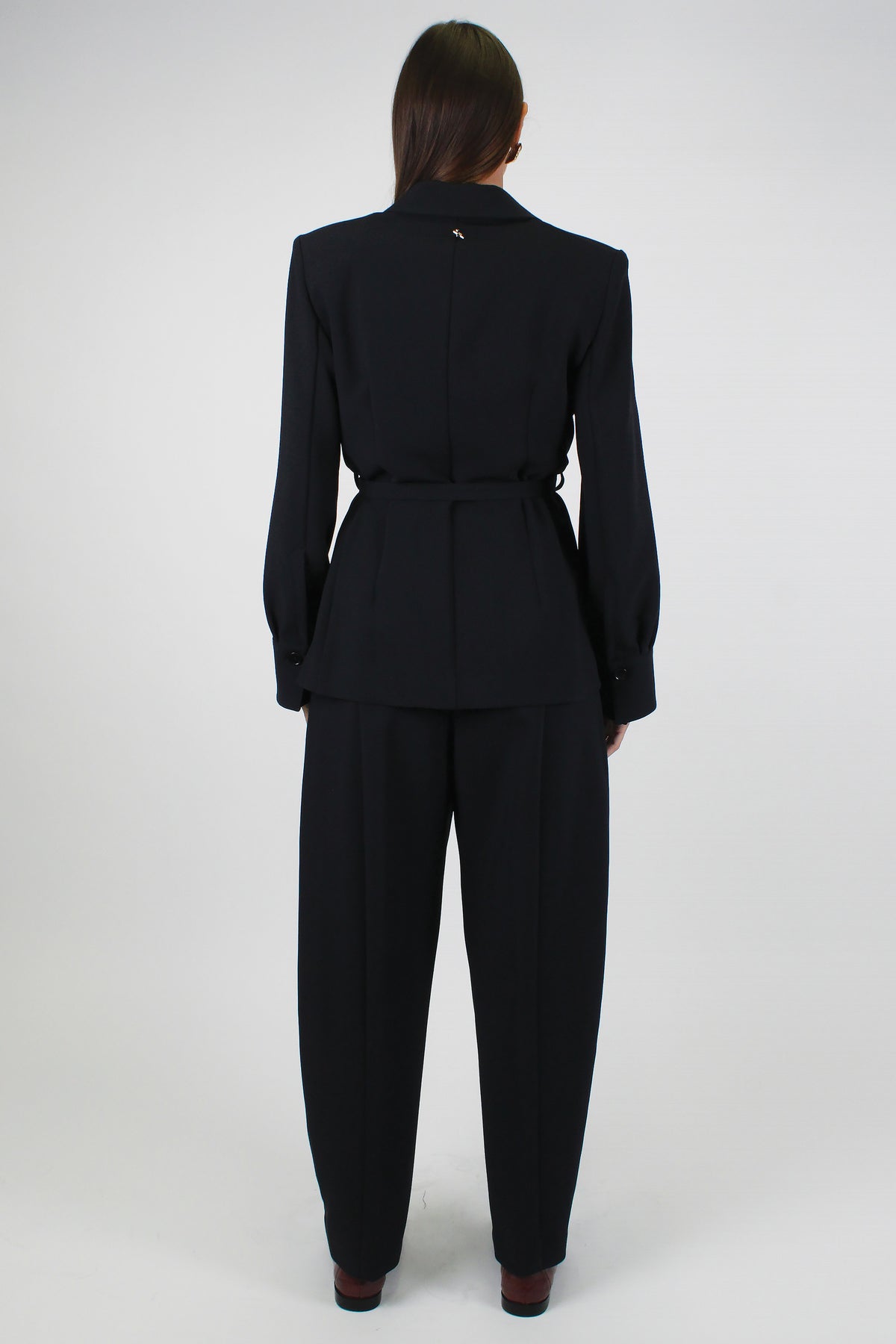Souvenir - Tailleur in tessuto tecnico con giacca monopetto con spalline e pantalone balloon con chiusura zip laterale