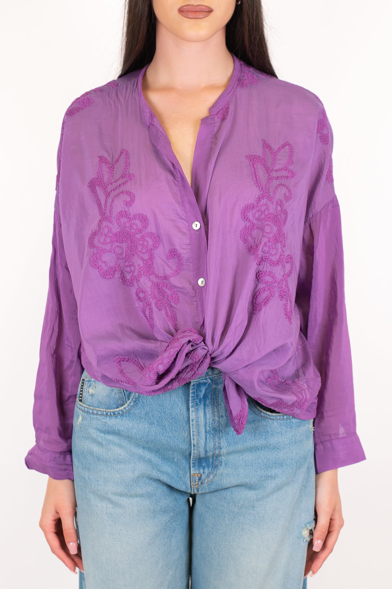 Tensione in - Camicia in mussola di cotone e seta con ricami floreali tono su tono