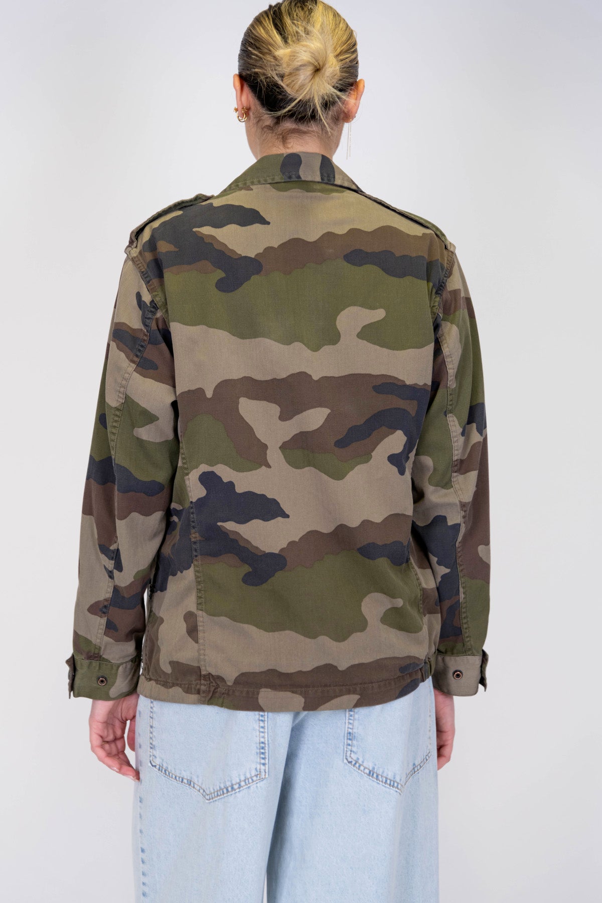 Tensione in - Giacca camouflage con pietre gioiello e chiusura a scomparsa