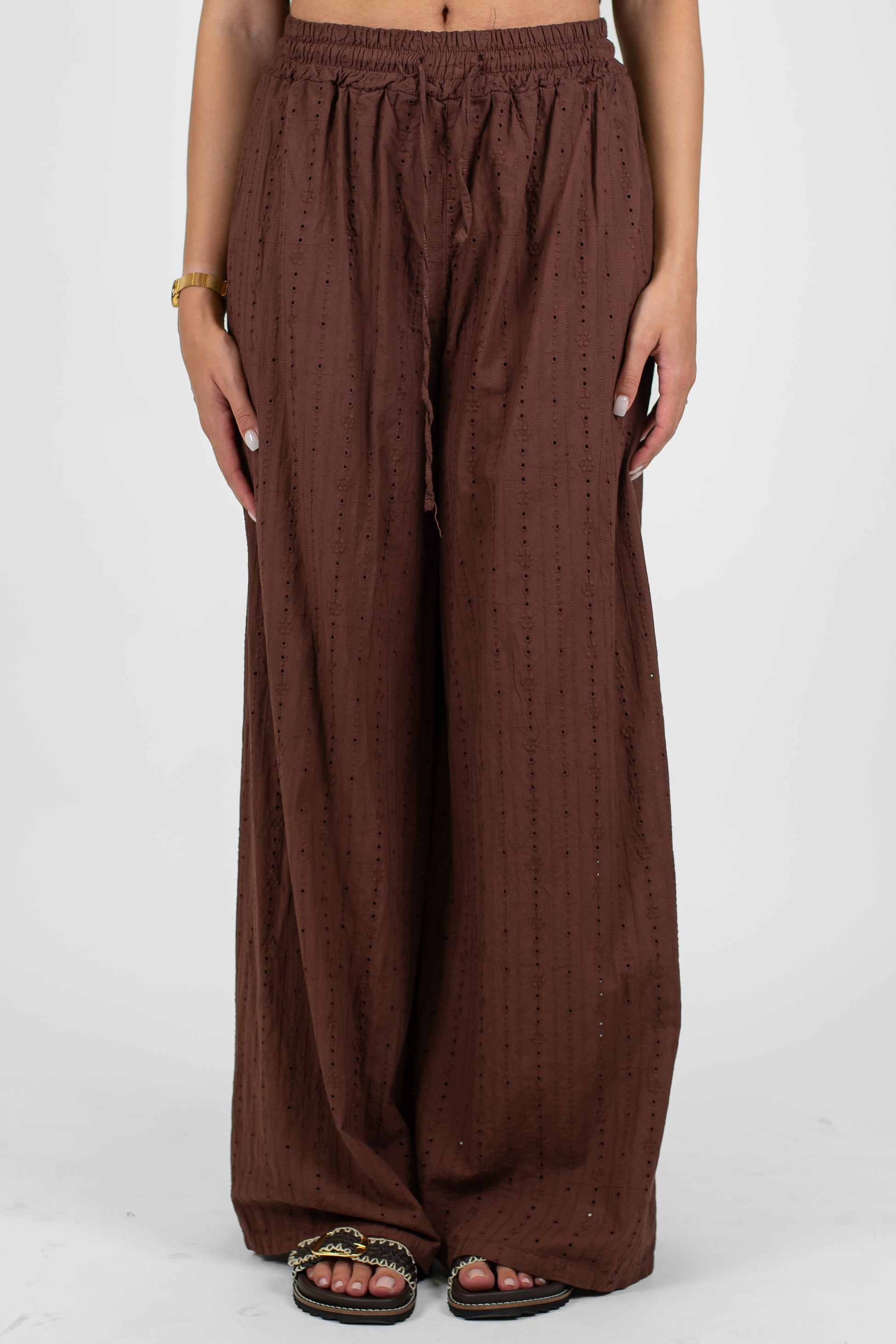 Haveone - Coordinato in pizzo sangallo con t-shirt scollo a V e pantalone palazzo con coulisse