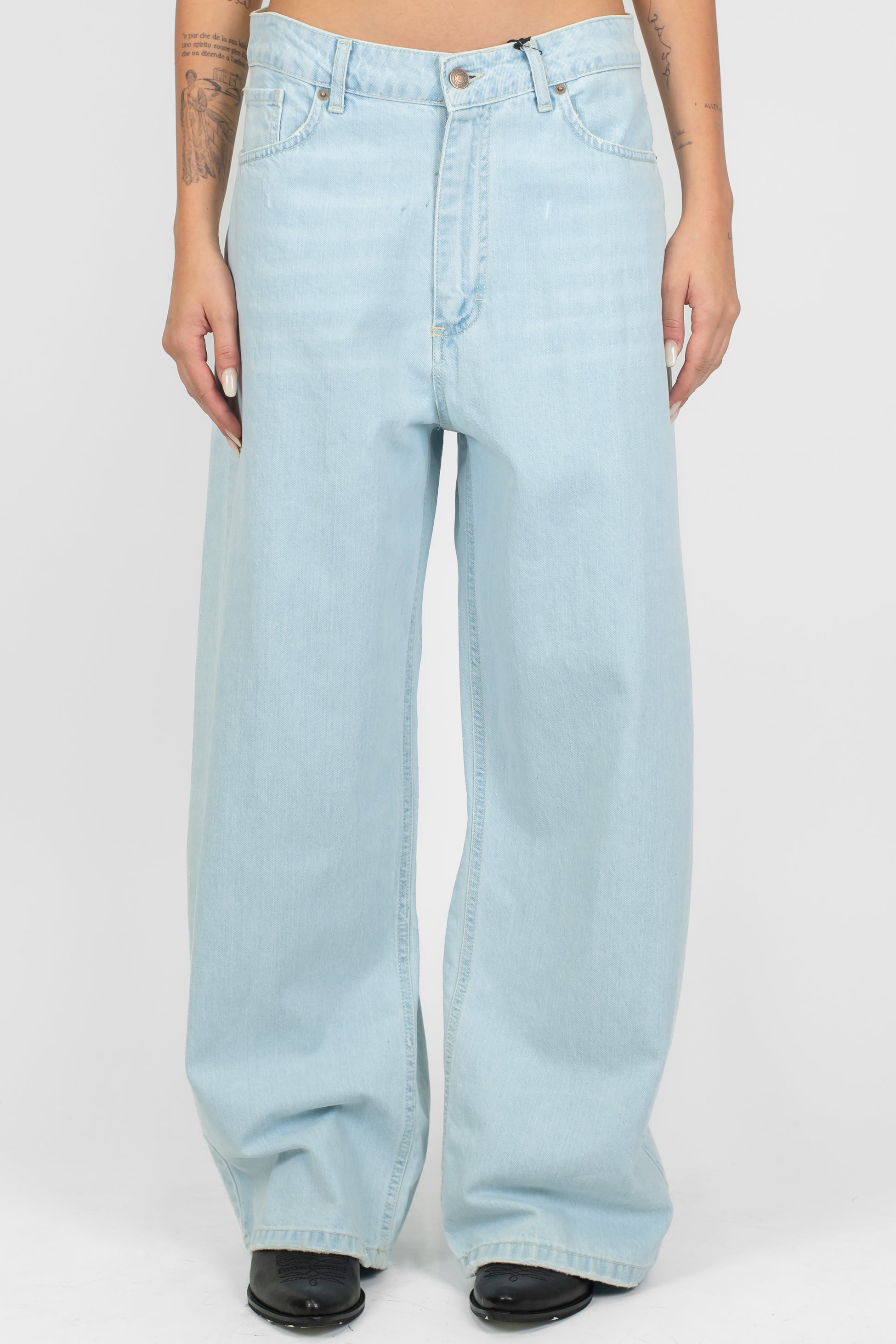 Tensione in - Jeans regular lavaggio chiaro a gamba ampia e cavallo basso