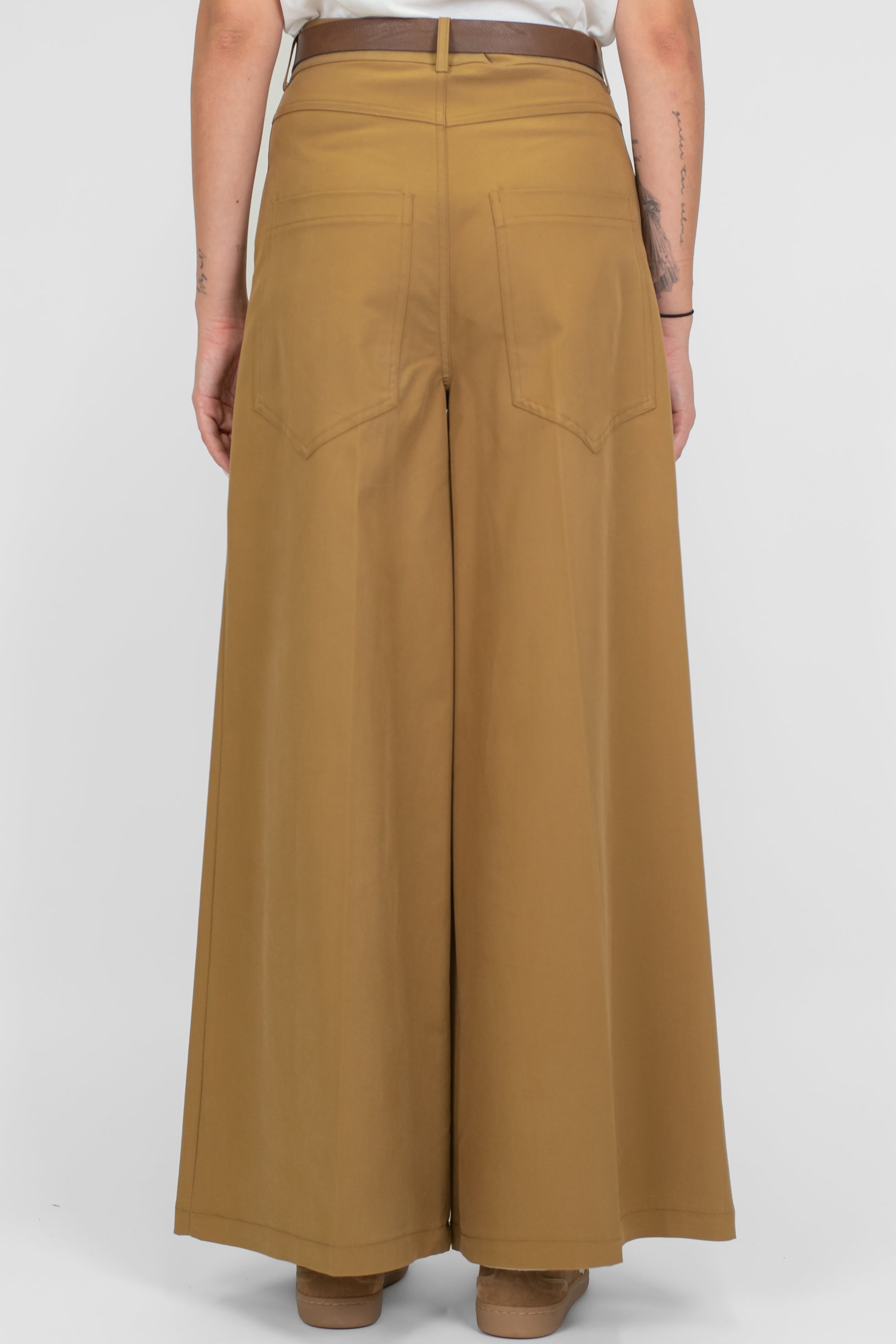 Tensione in - Pantalone palazzo con tasconi sul retro