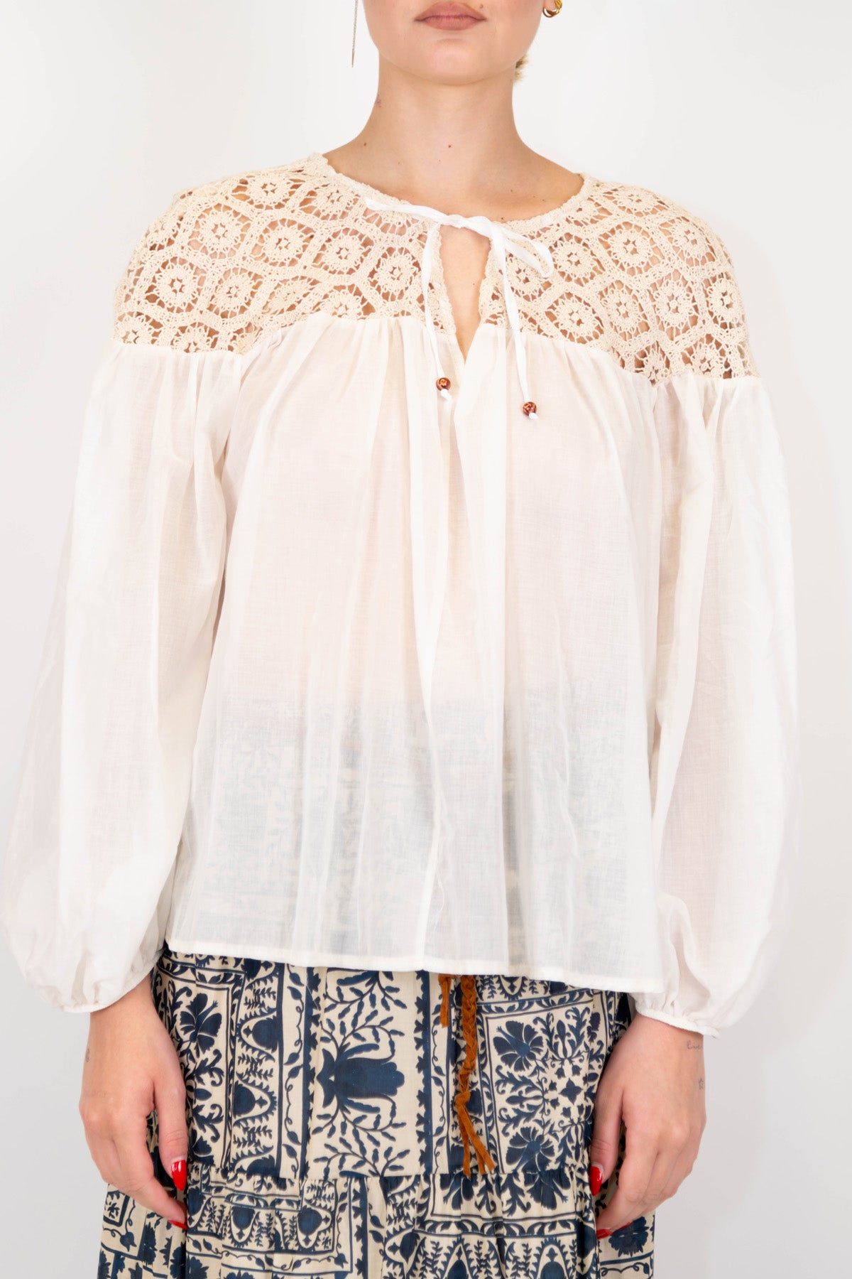 Motel - Blusa con parte suoeriore in crochet e fiocco al collo