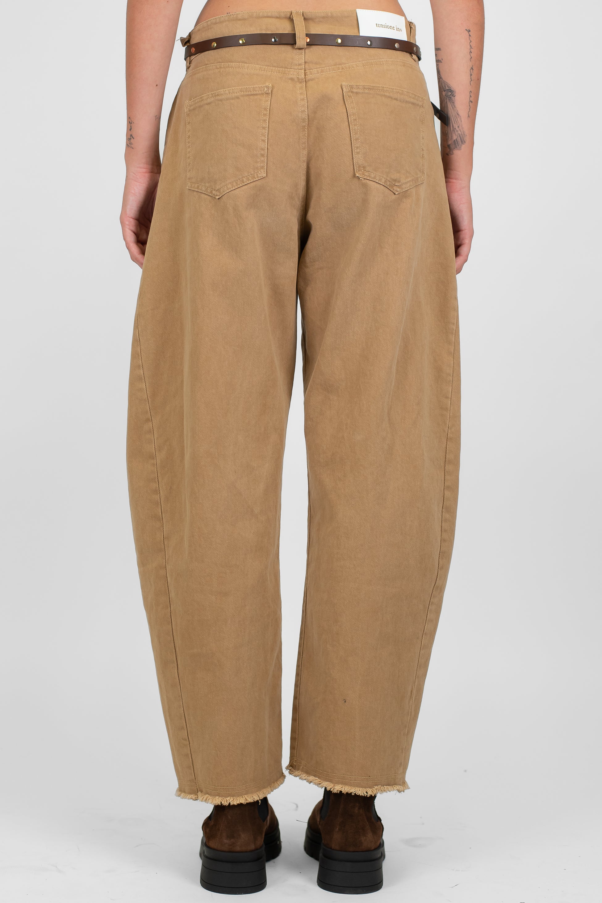 Tensione in - Pantalone balloon in denim colorato con fondo sfrangiato