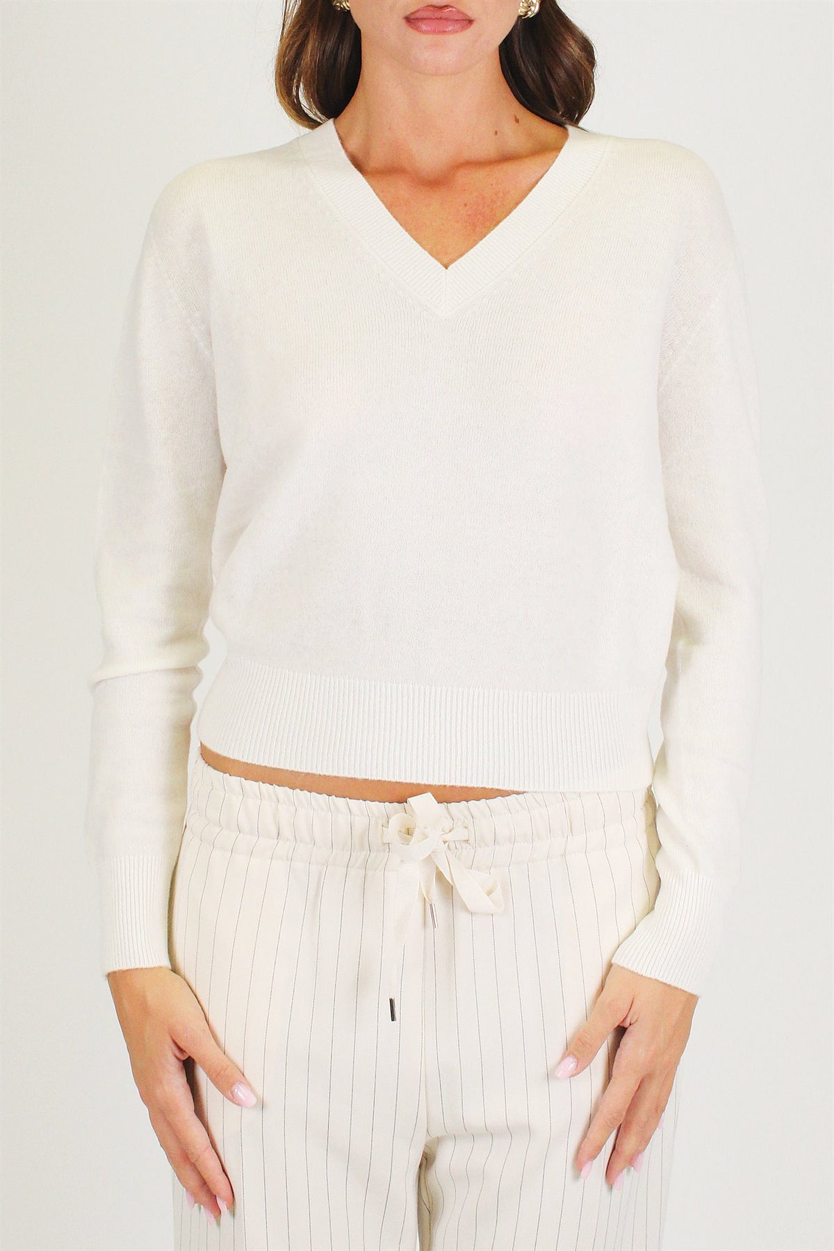 Tensione in - Maglia scollo a V in pura lana