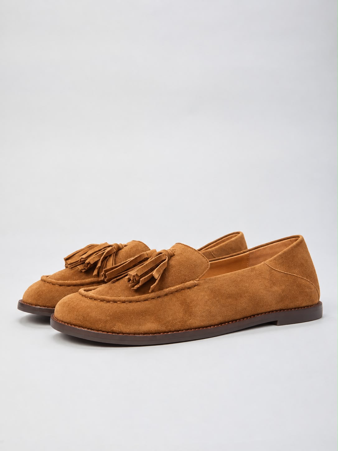 Ovyè - Mocasssino in seude con nappina e punta quadrata