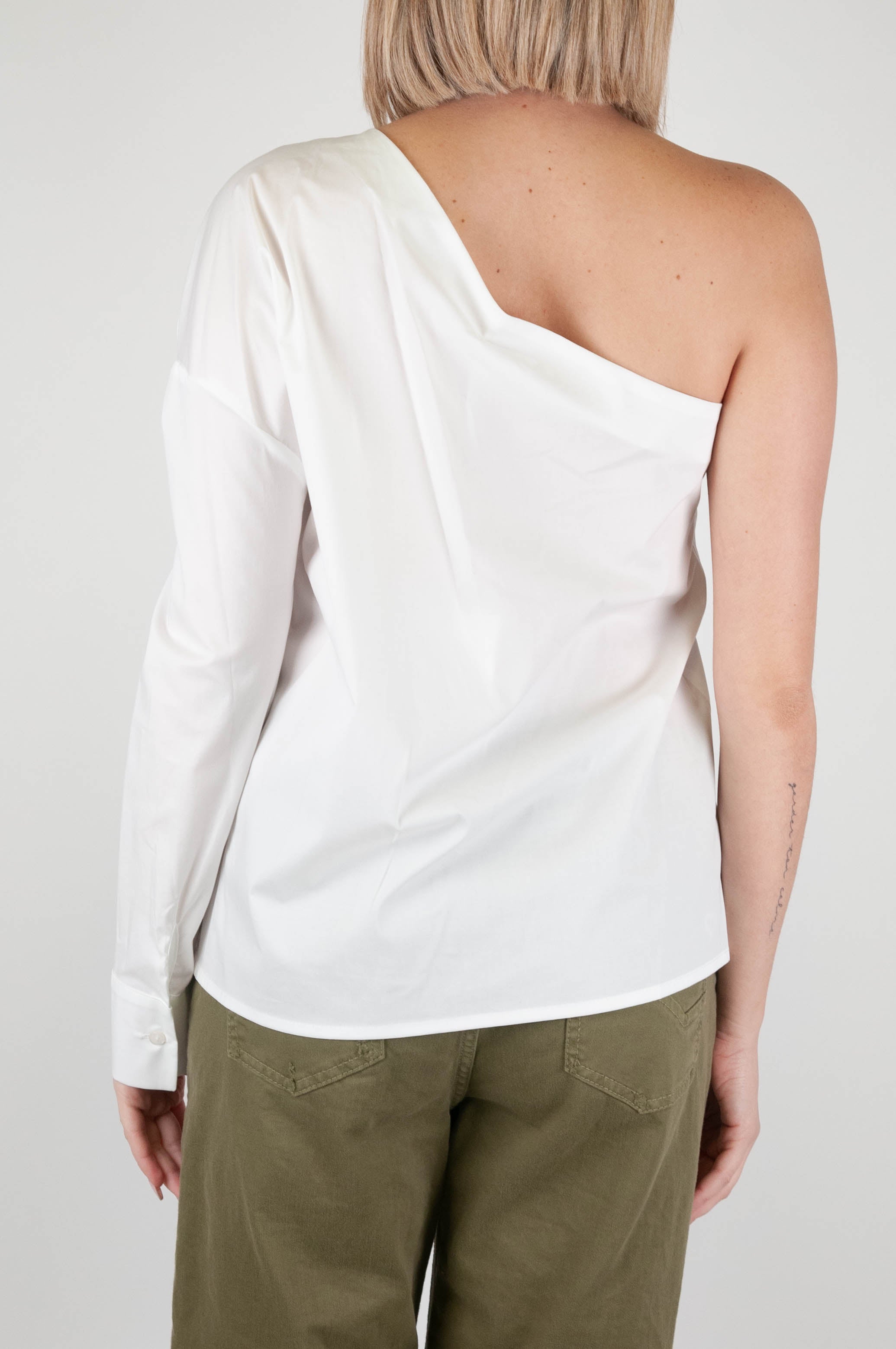 Tension in - One-shoulder shirt with concealed closure