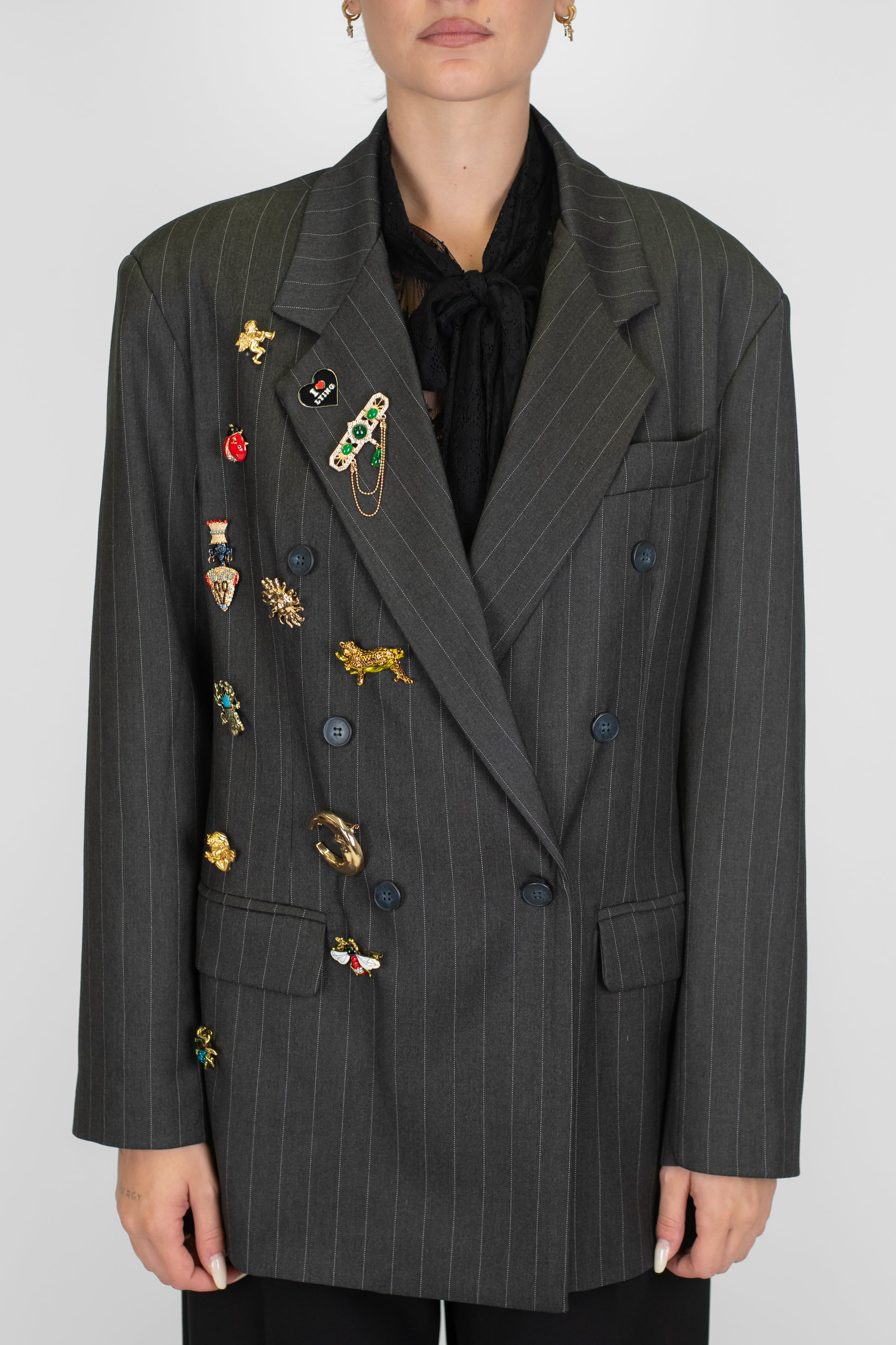 Tensione in - Blazer doppiopetto gessato con spille sul lato