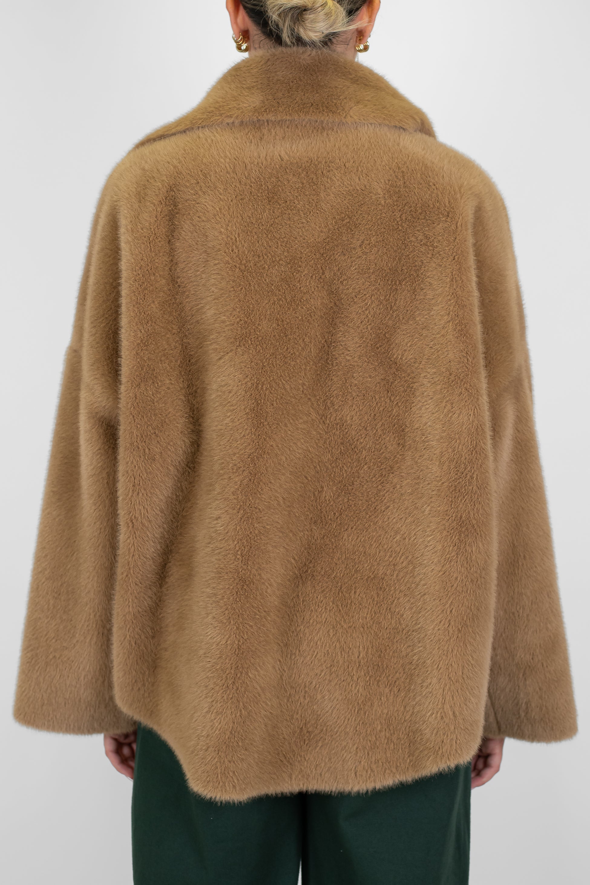 Tensione in - Ecopelliccia con tasconi laterali e chiusura con bottoni