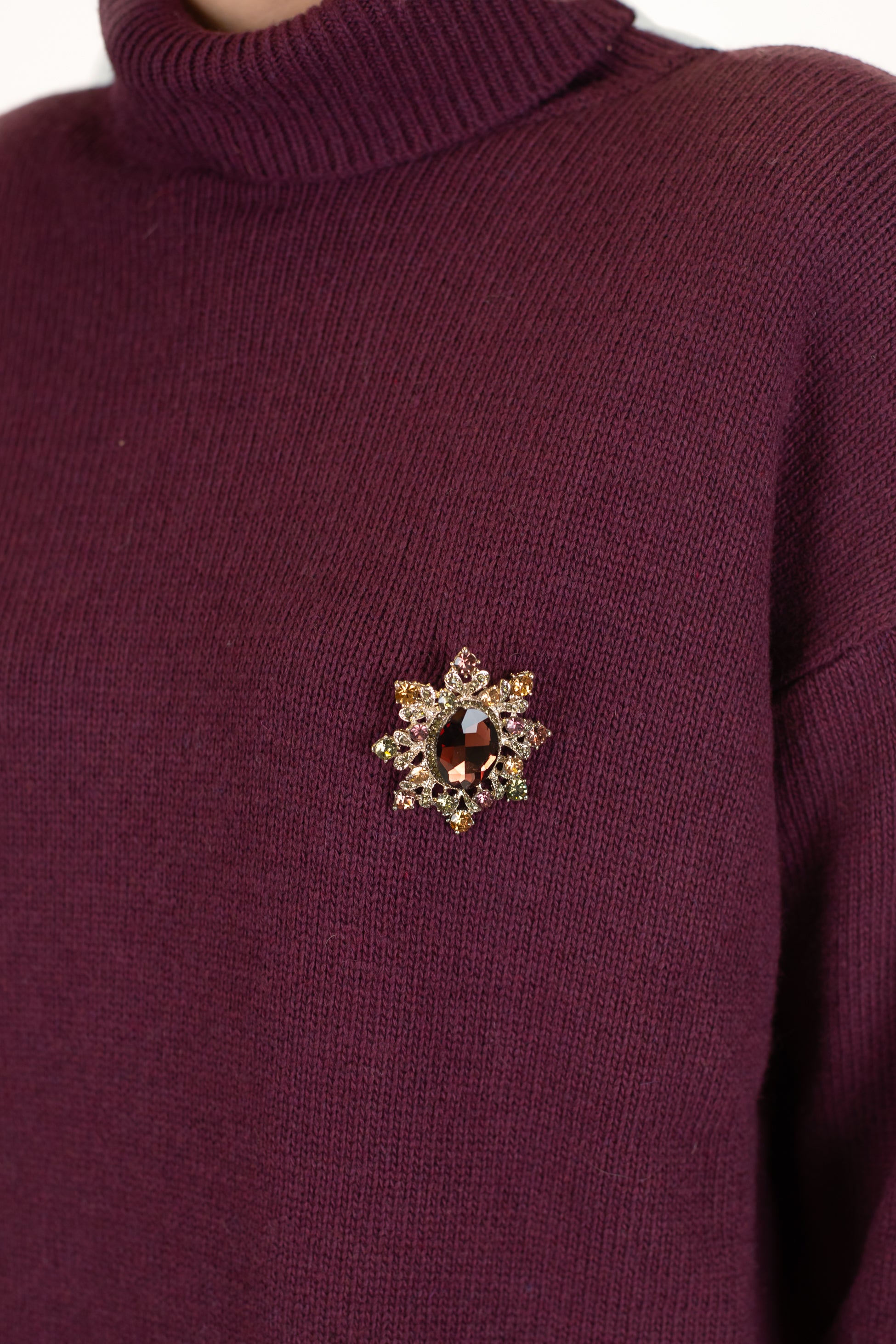 Motel - Dolcevita in misto lana con spalline e spilla gioiello