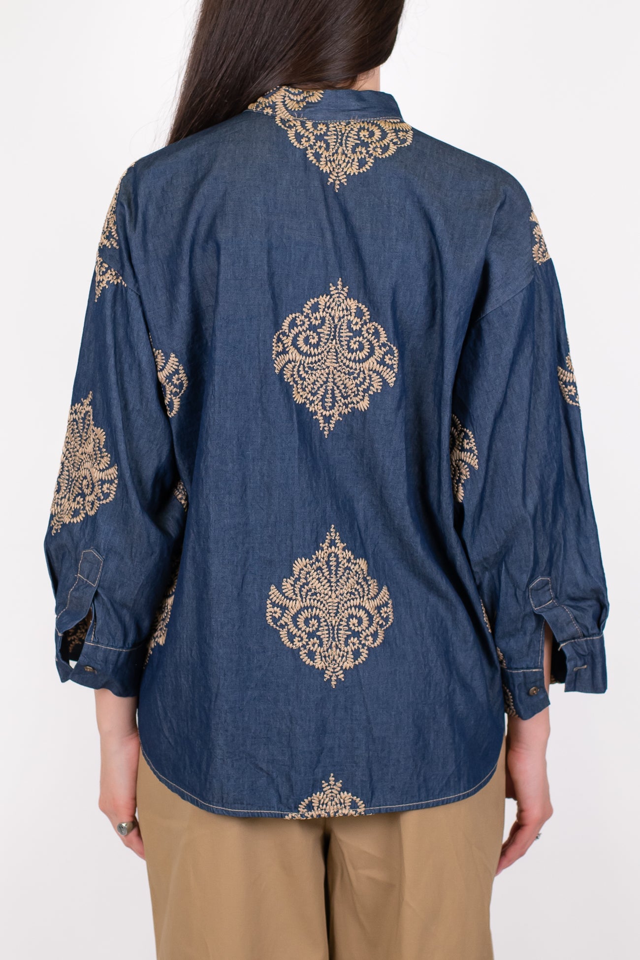 Motel - Camicia in chambray con ricami a contrasto e collo coreano