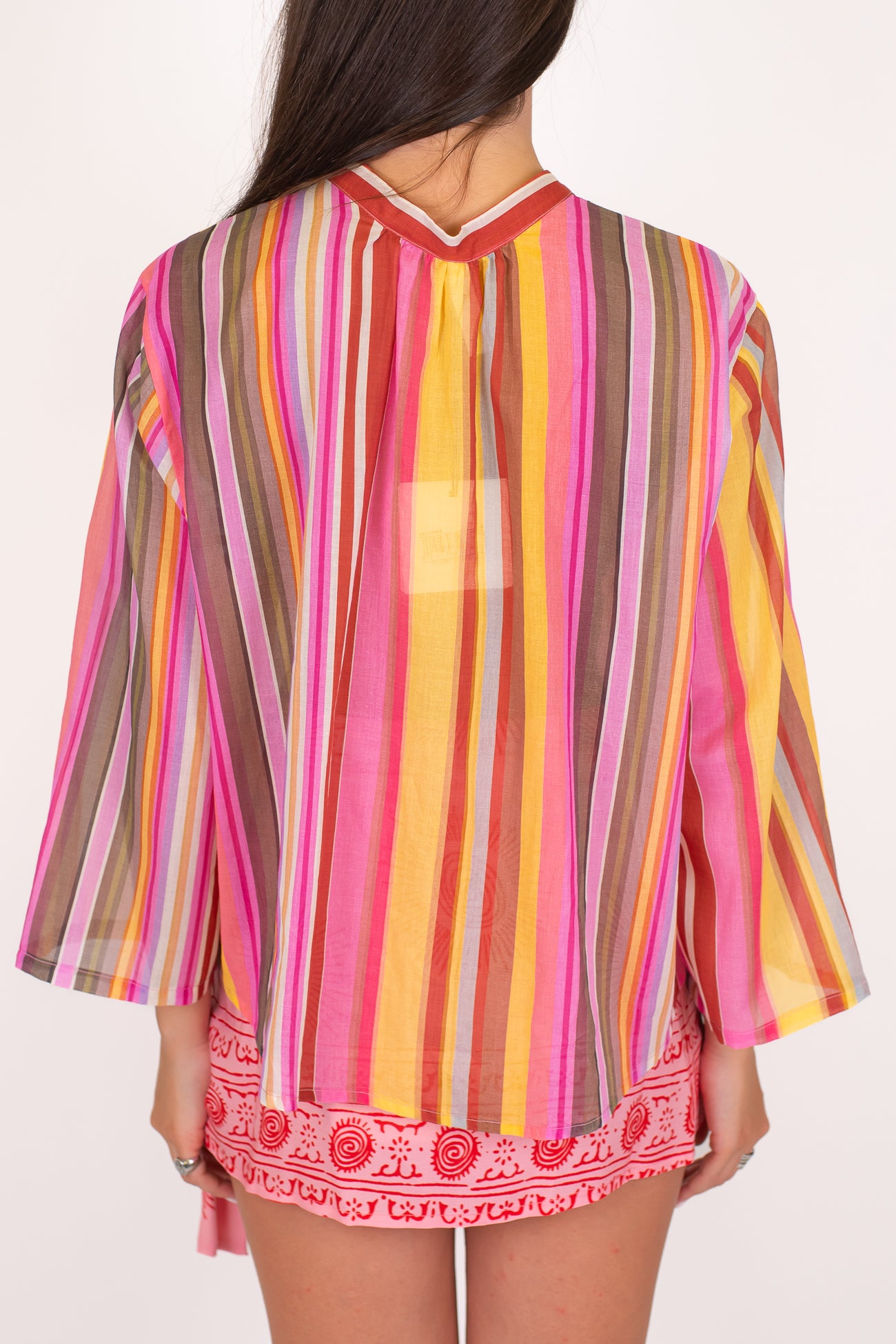 Tensione in - Camicia fantasia a righe multicolor in viscosa leggera con collo coreano e manica tre quarti