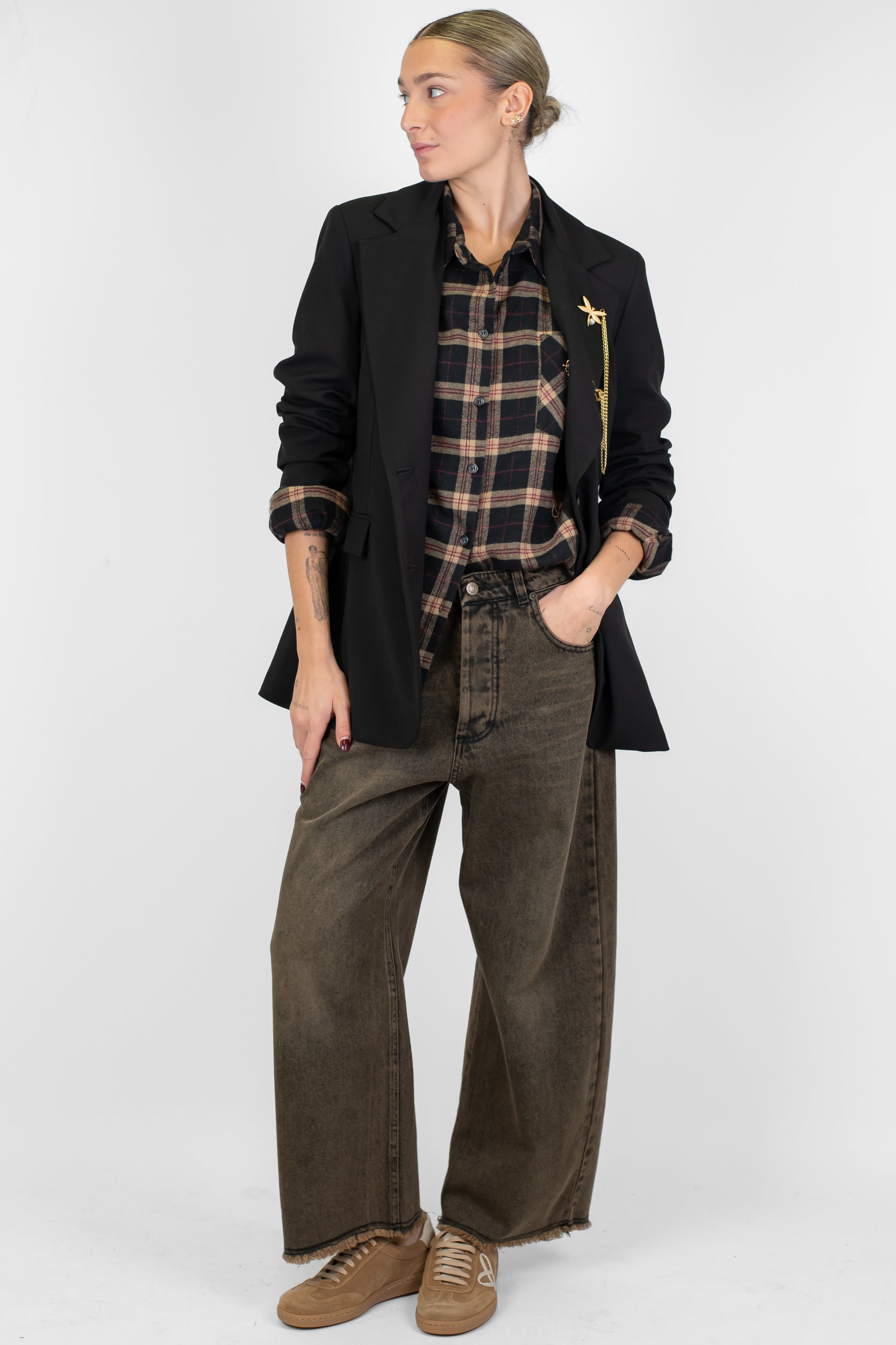 Tensione in - Jeans regular lavaggio sabbiato scuro sfrangiato sul fondo