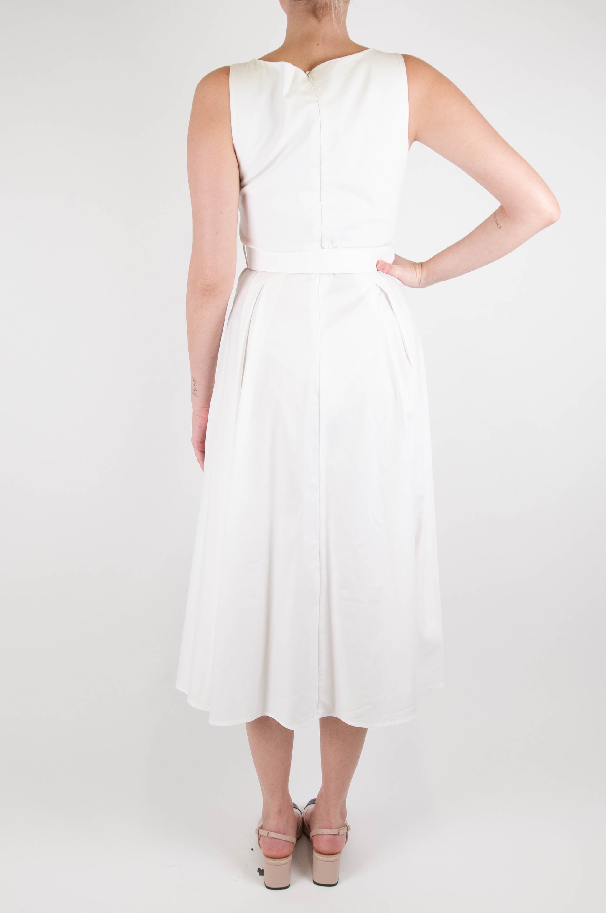 Maryley - Long sleeveless dress with flower brooch