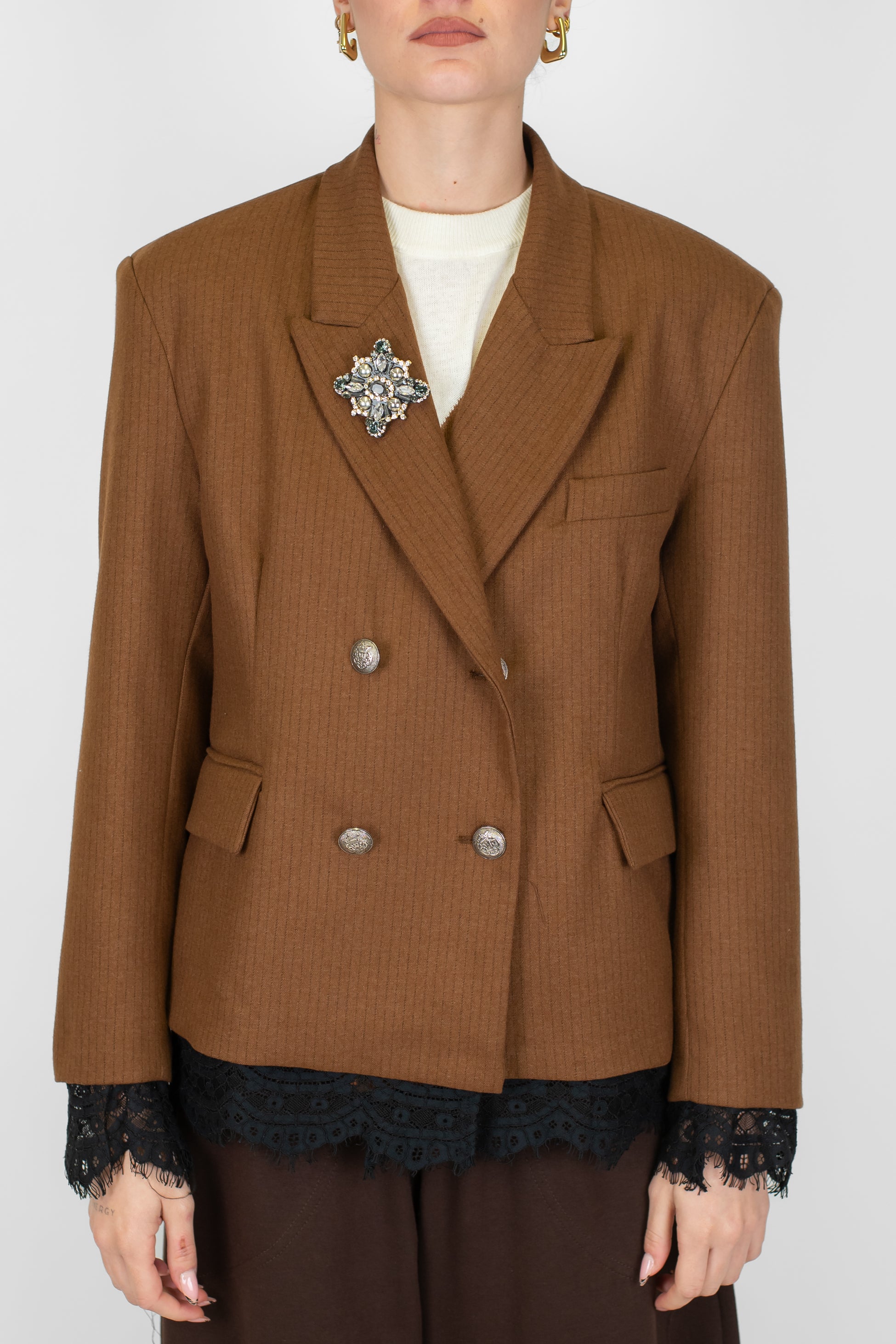 Motel - Giacca doppiopetto gessata con orli in pizzo e spilla gioiello