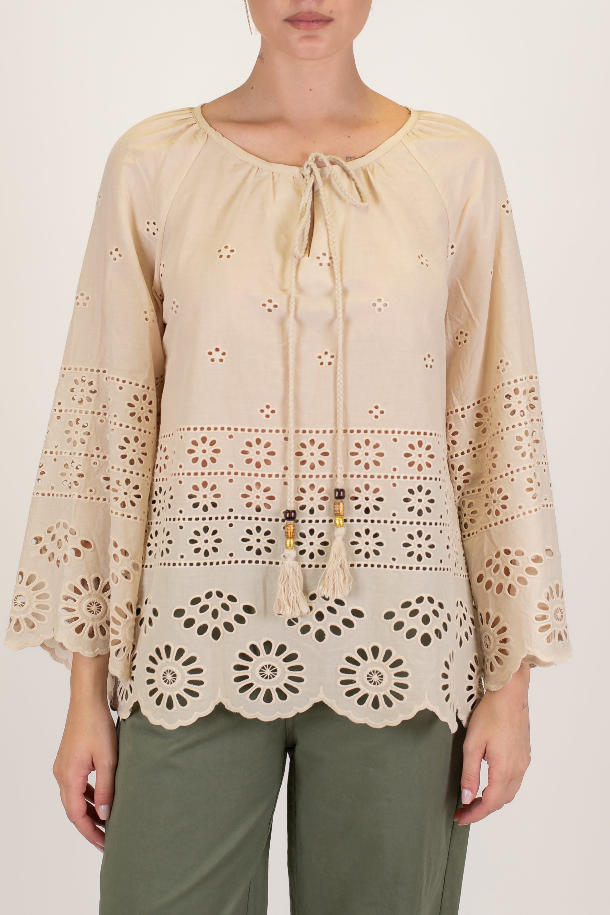Haveone - Blusa in mussola di cotone con ricami in crochet e laccio con nappine al collo
