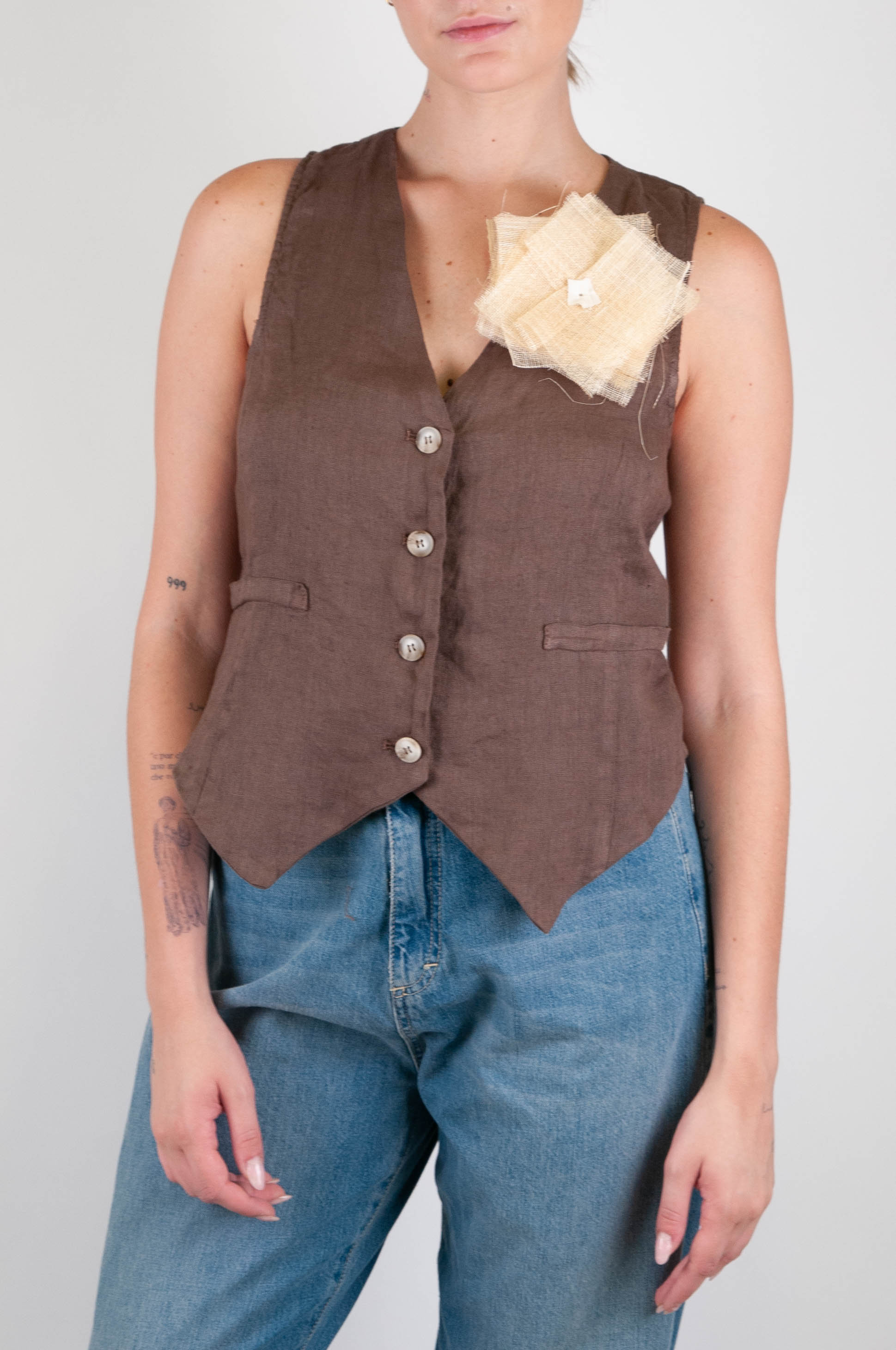 Tensione in - Gilet in puro lino con spilla fiore