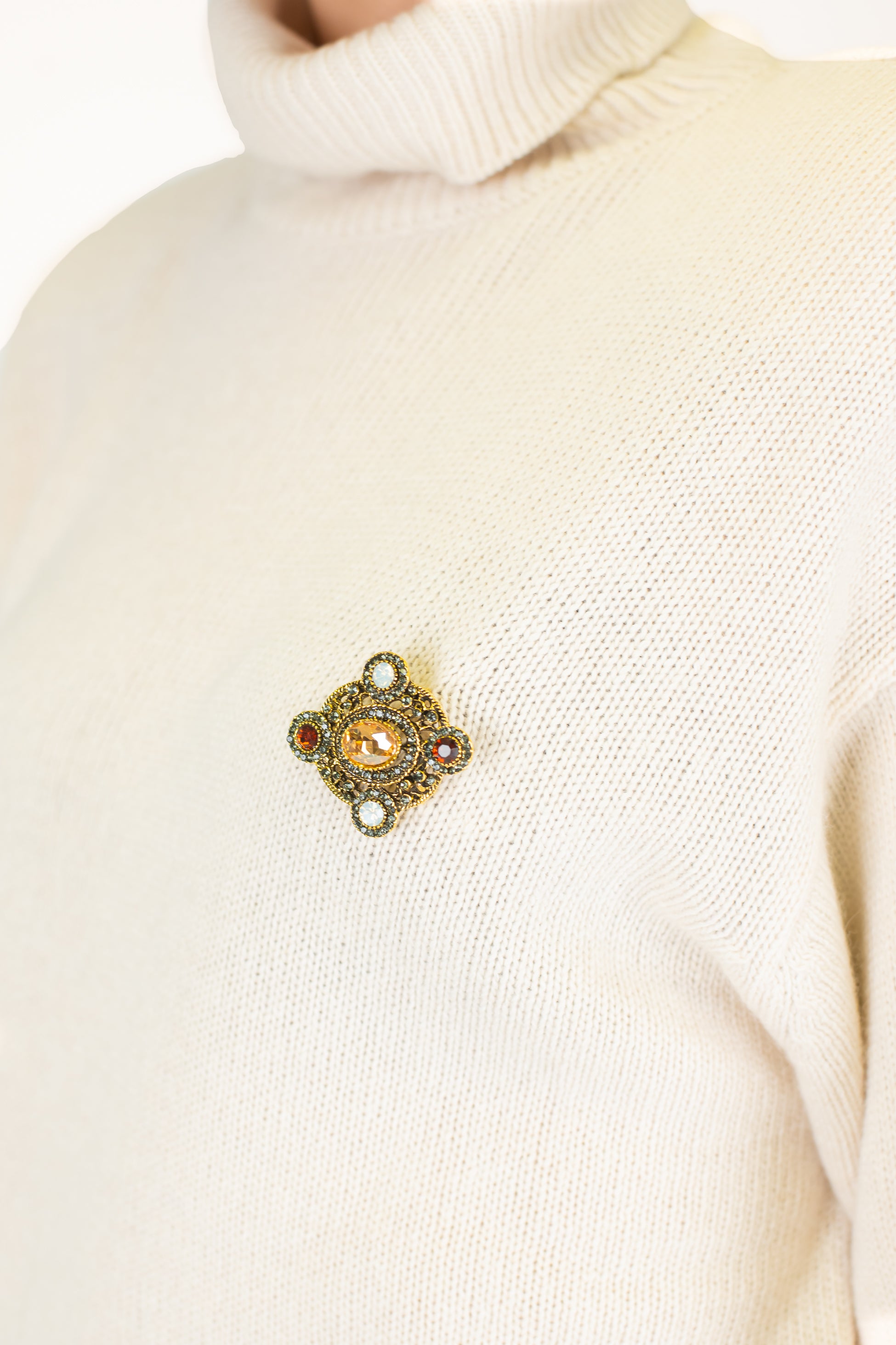 Motel - Dolcevita in misto lana con spalline e spilla gioiello