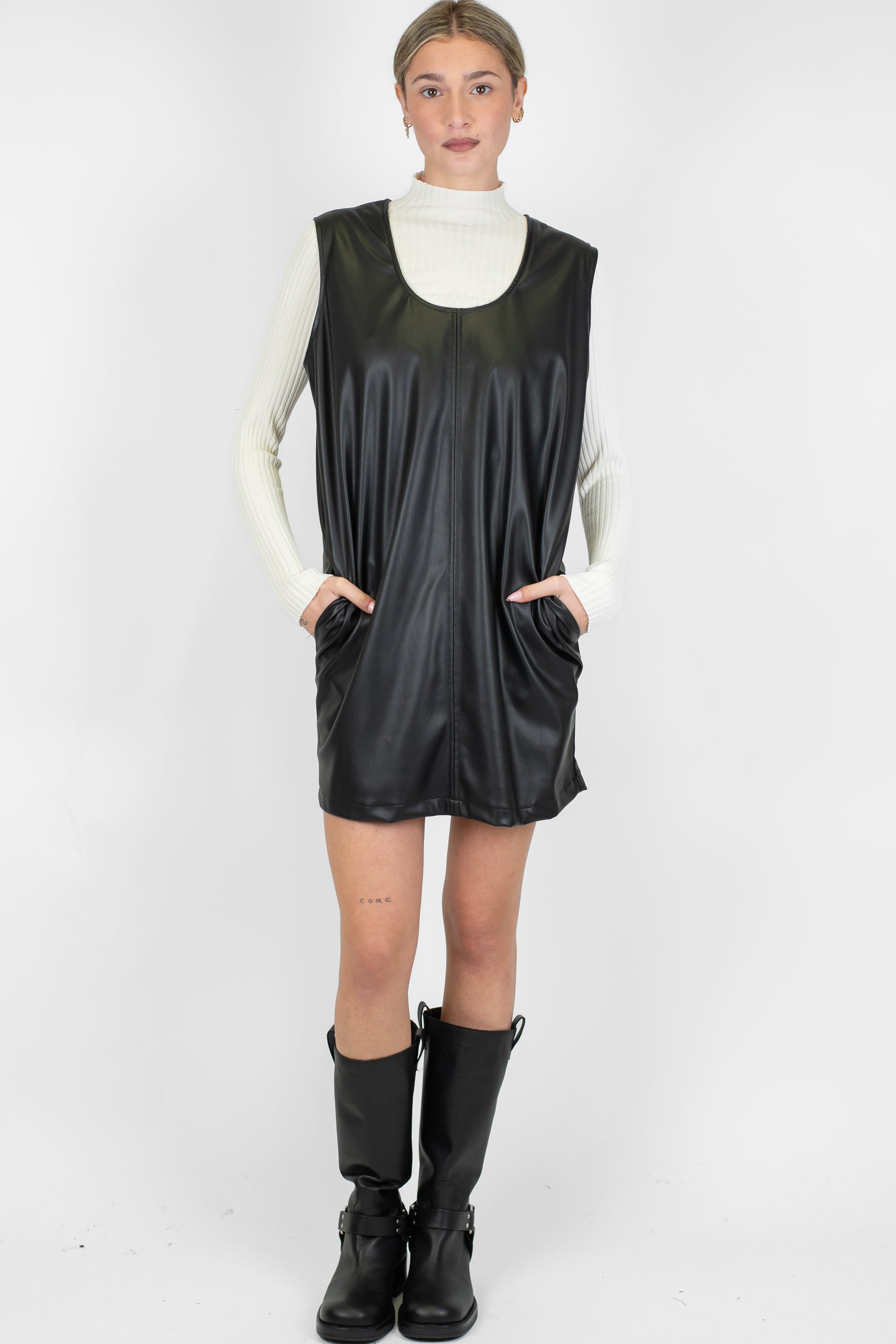 Dixie - Abito corto giromaniche in ecopelle con tasche laterali e zip posteriore