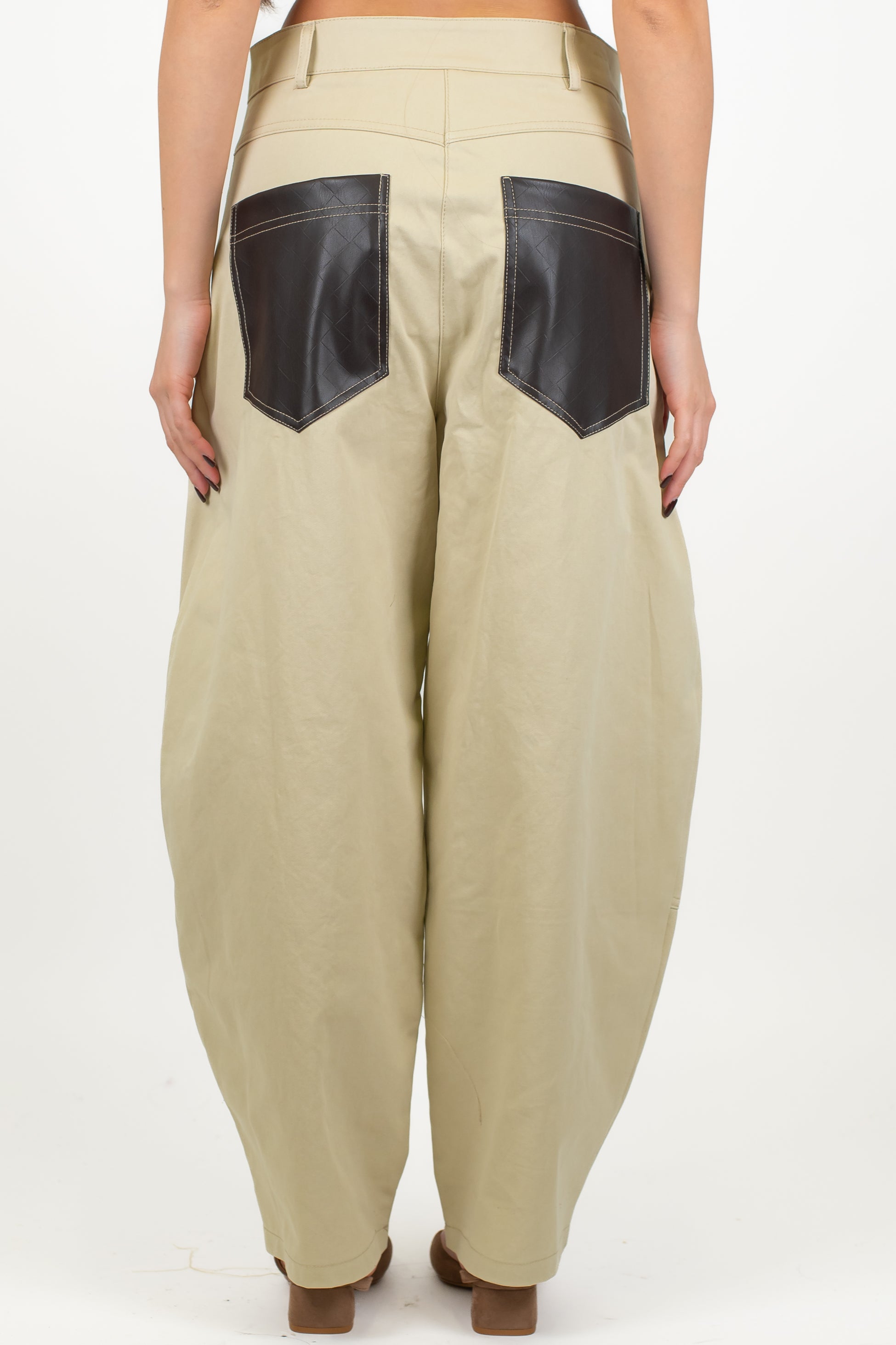 Tensione in - Pantalone barrell in denim colorato con tasche posteriori in ecopelle a contrasto