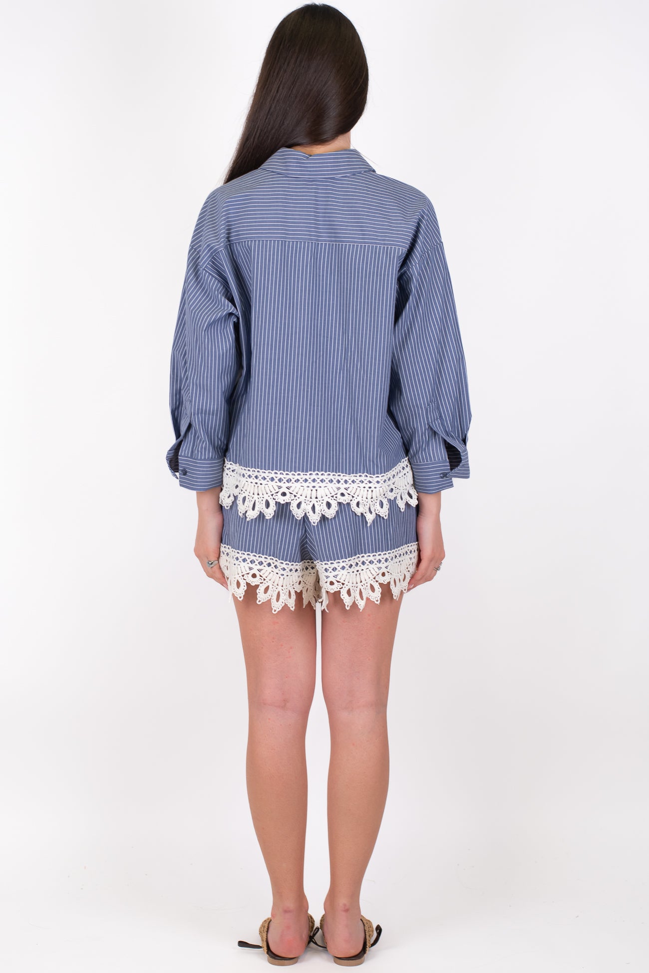 Motel - Coordinato camicia e shorts fantasia a righe con pizzo sul fondo