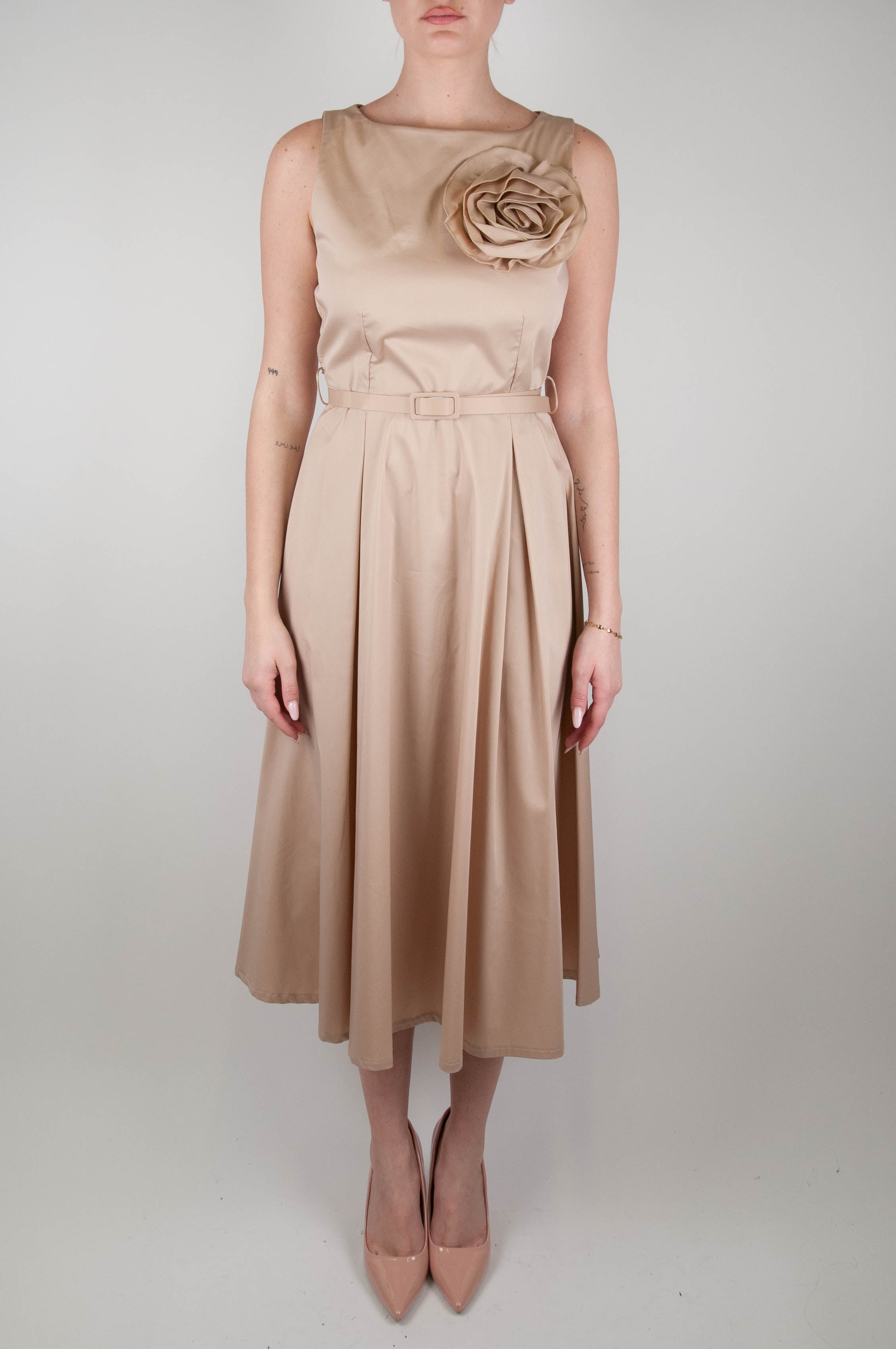 Tension in - Long sleeveless dress with flower brooch