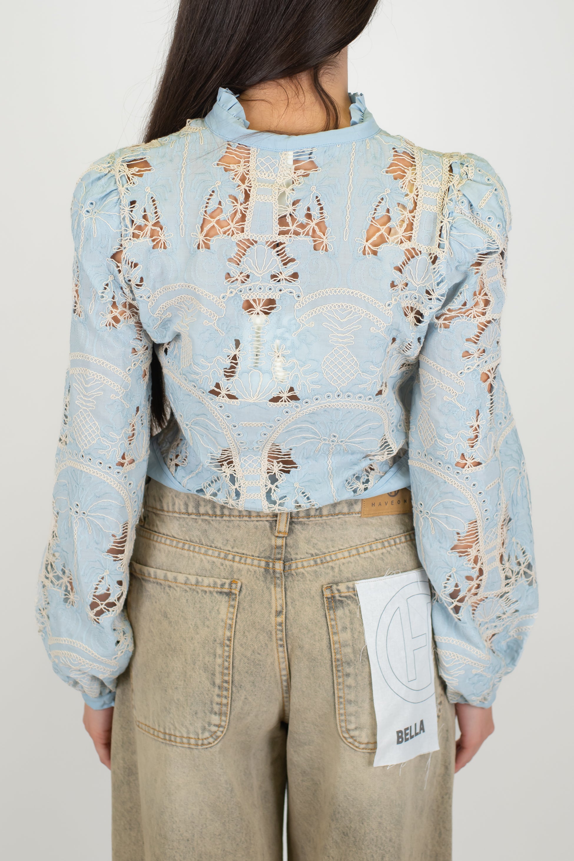 Tensione in - Camicia crop con trama in crochet e chiusura con alamari