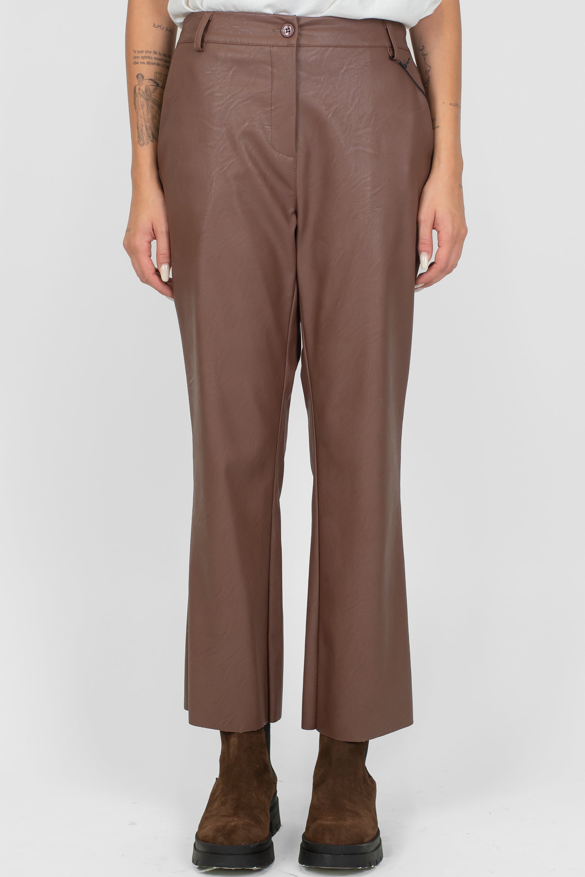 Tensione in - Pantalone a trombetta in ecopelle con elastico sul retro