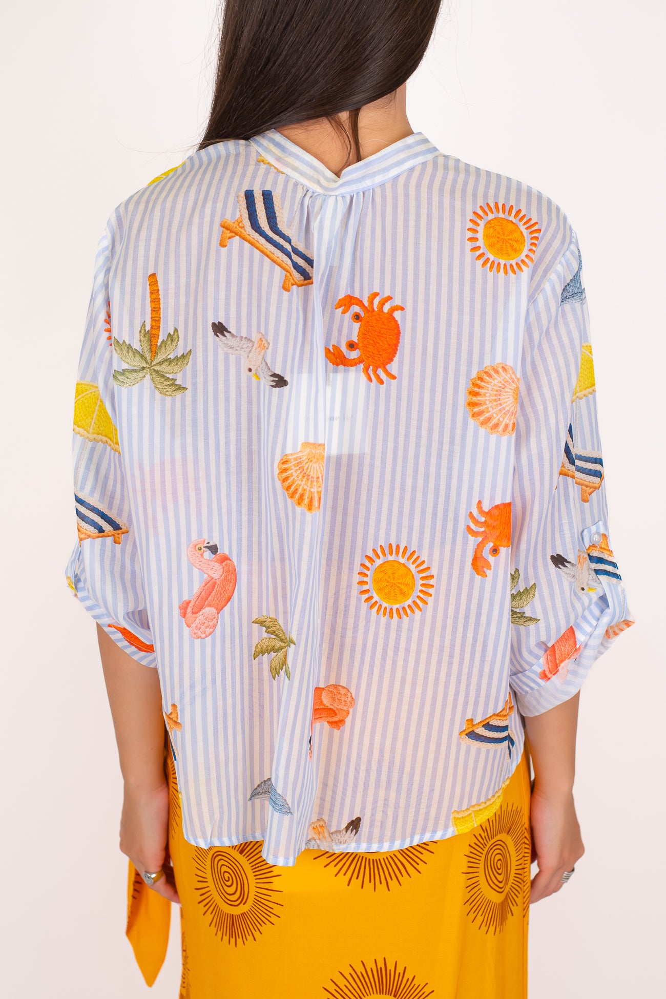 Tensione in - Camicia a righe in mussola di cotone con fantasia estiva