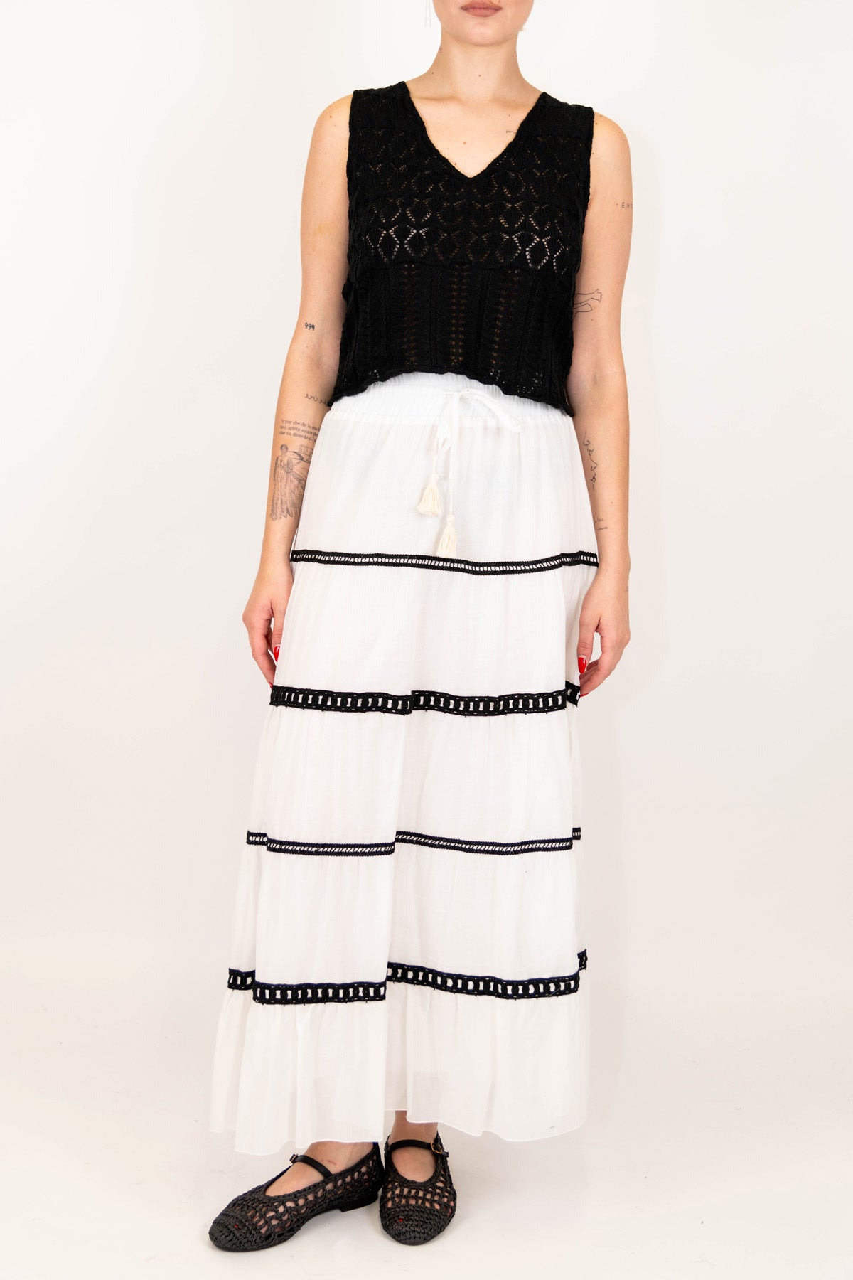 Tensione in - Gonna in mussola di cotone con balze ricamate in crochet