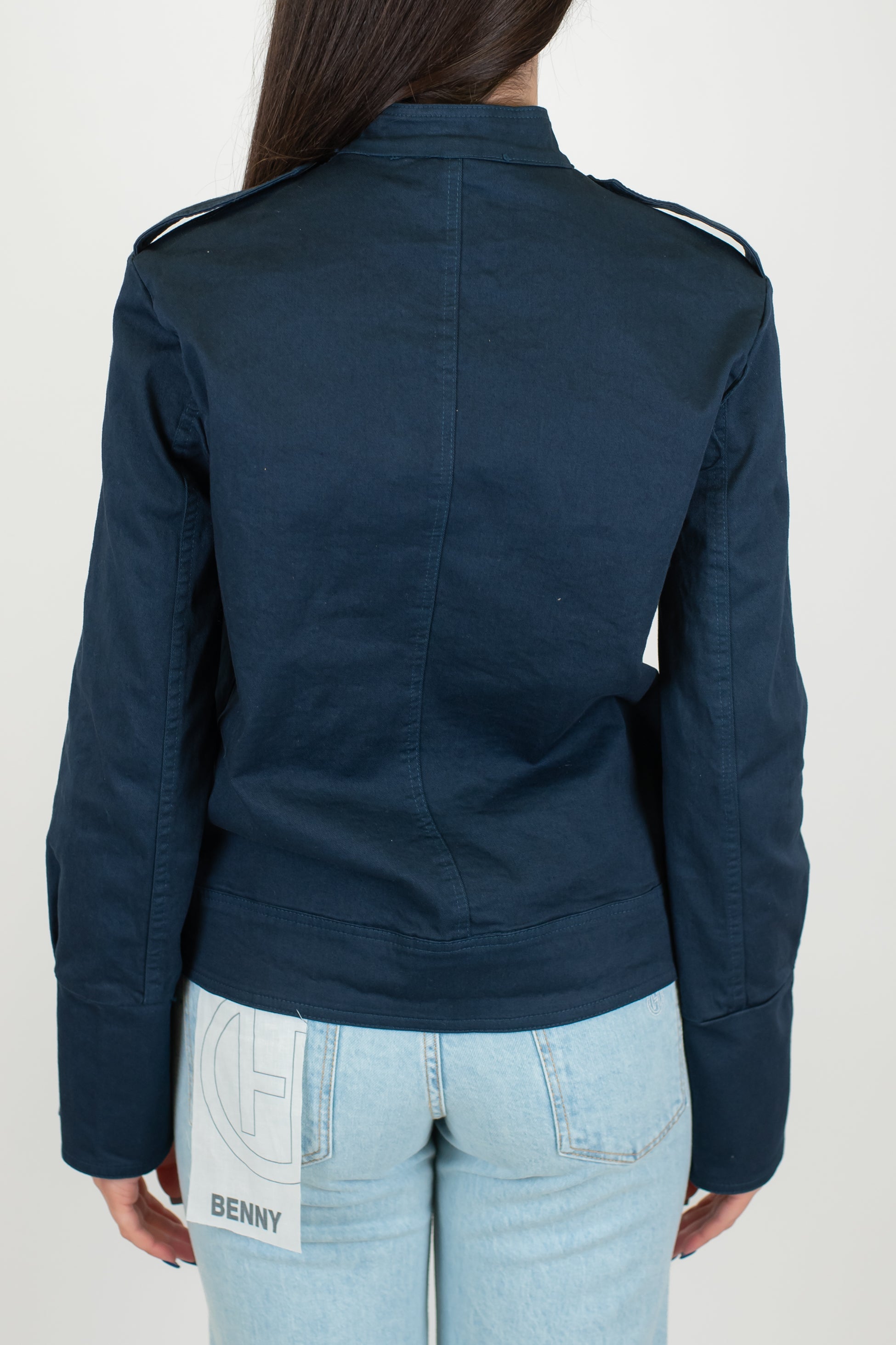 Tensione in - Giubbino modello Napoleone con chiusura alamari