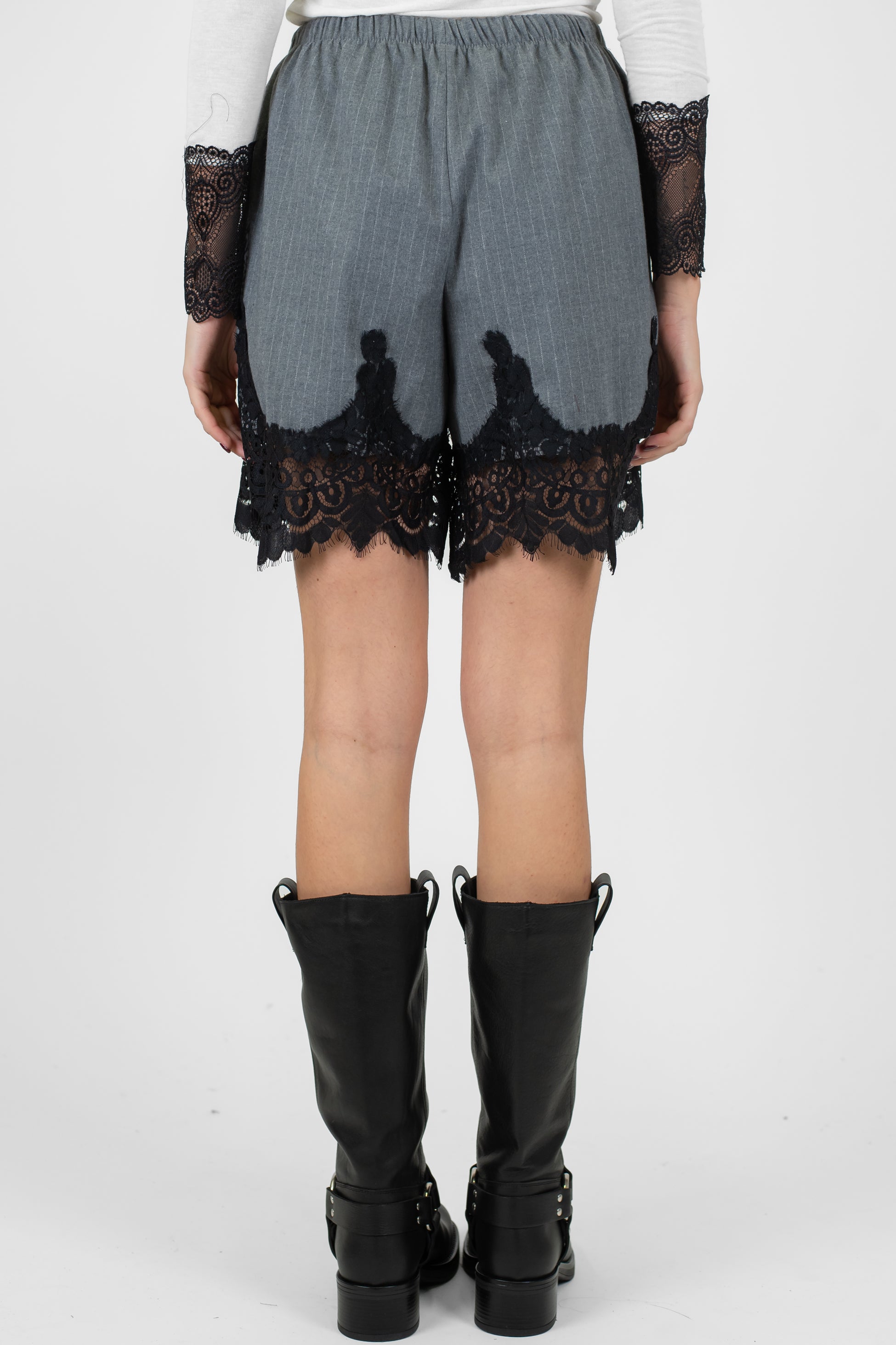 Tensione in - Bermuda gessato con coulisse e orli in pizzo