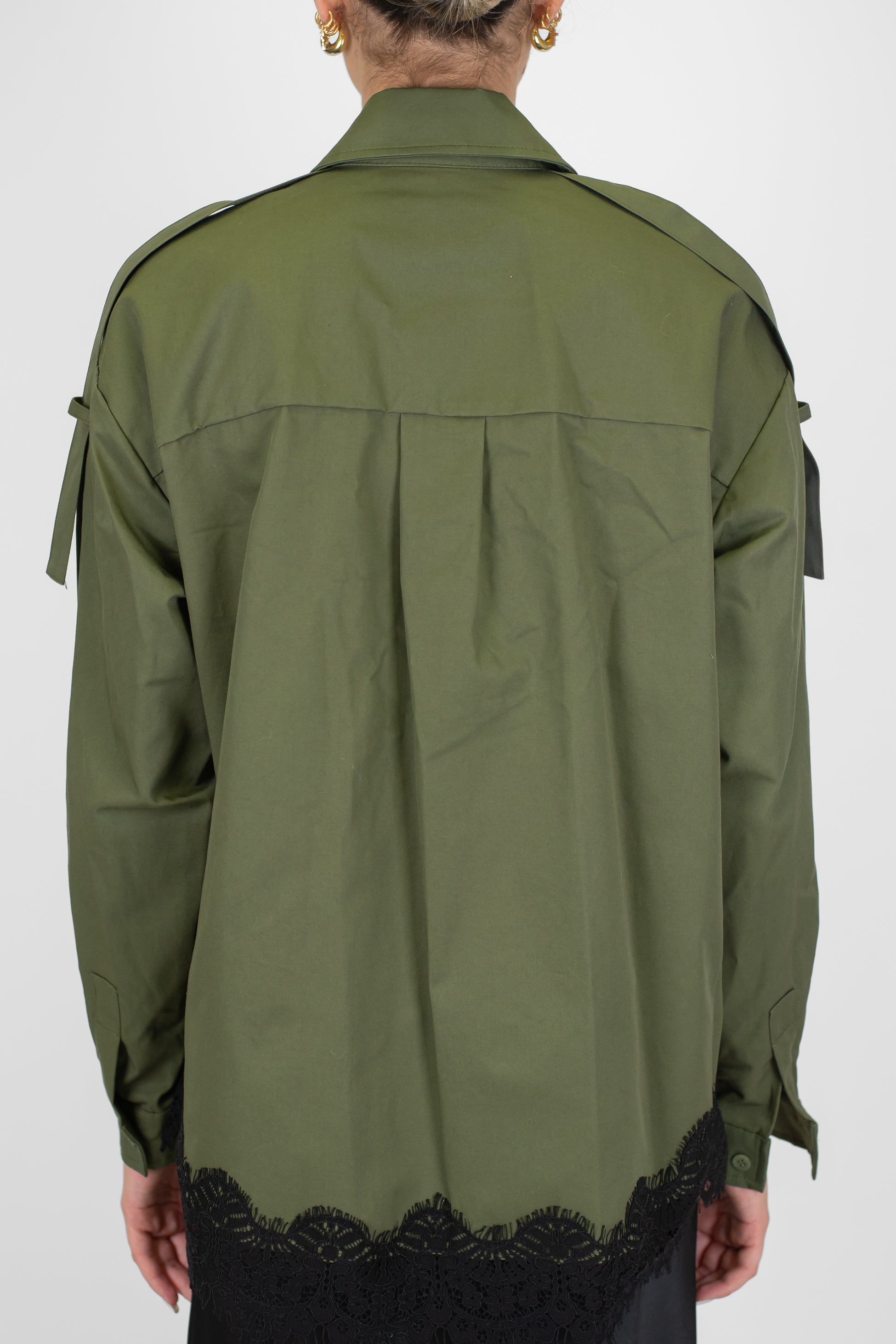 Tensione in - Camicia con tasconi sul petto e fondo in pizzo