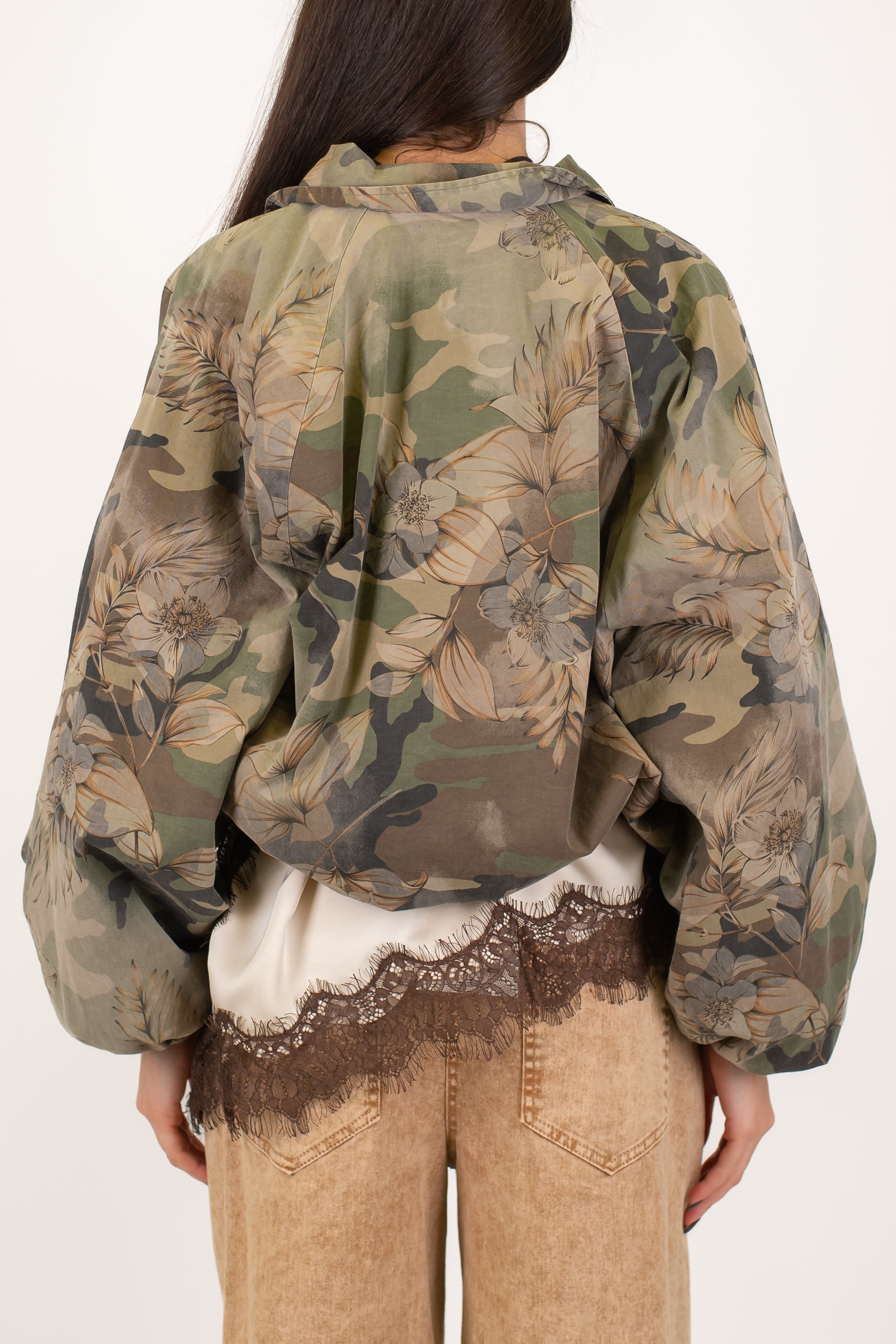 Motel - Bomber crop fantasia camouflage floreale con elastico sul fondo e chiusura zip